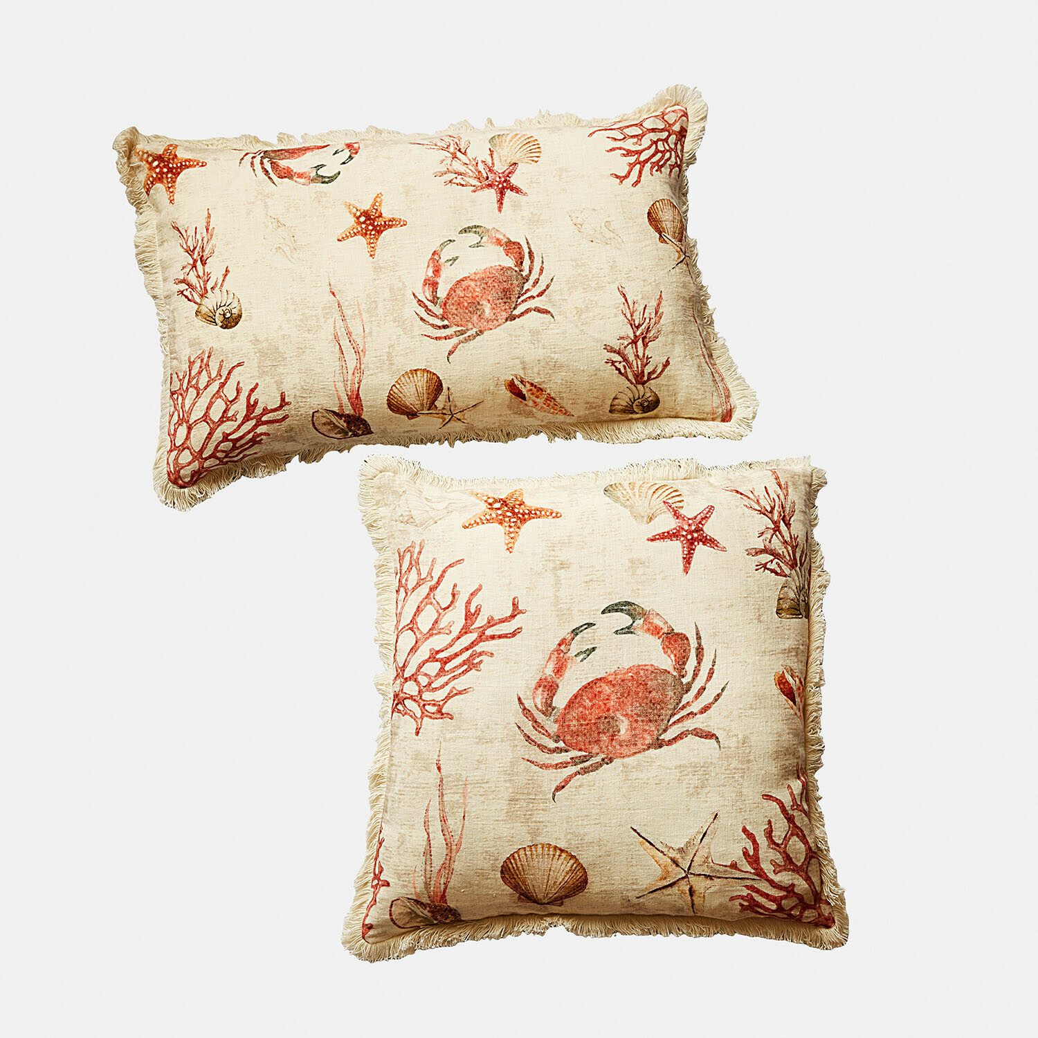 Set van twee decoratieve kussens van beige linnen met krab- en schelpmotief, franjes aan de rand