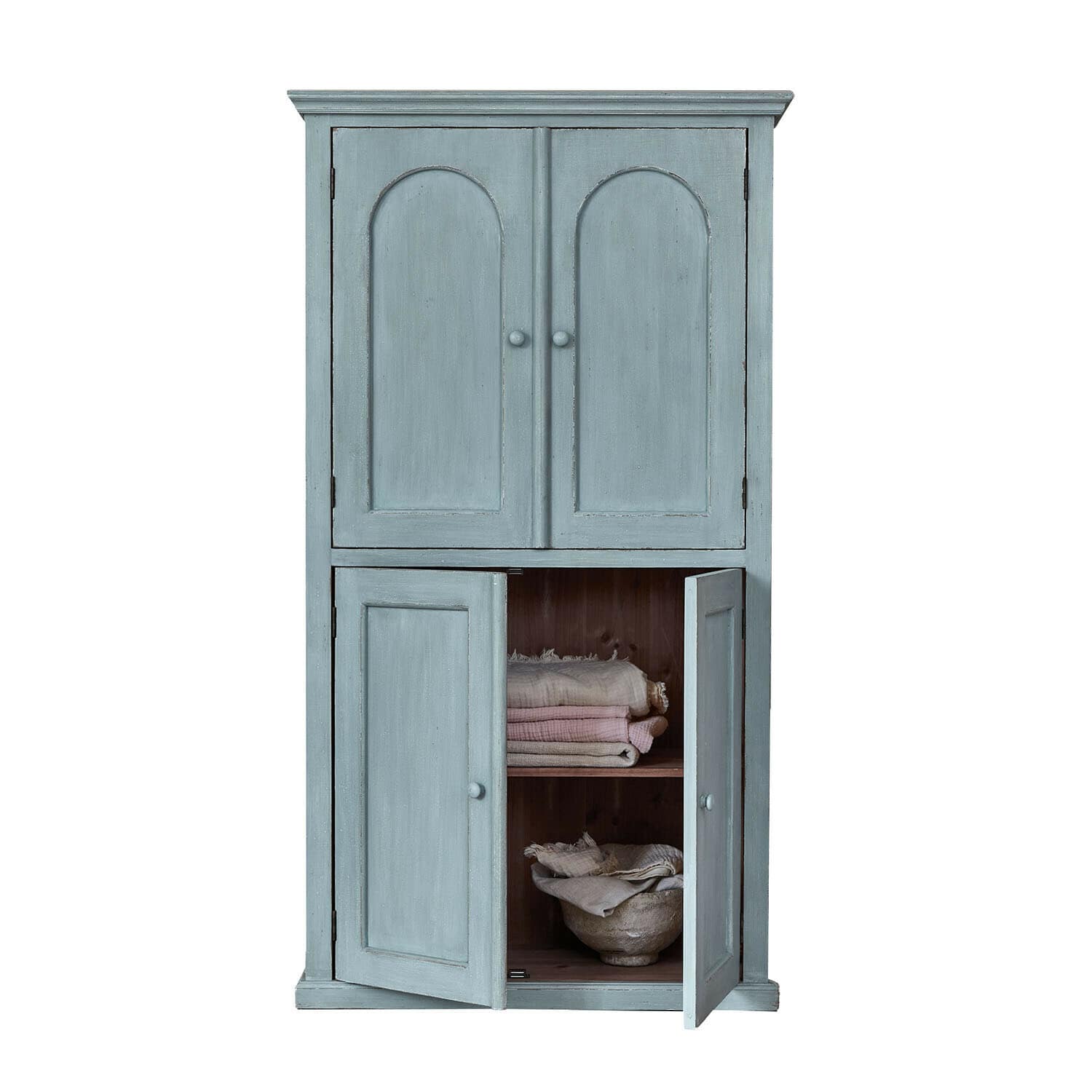 Blauwe houten kast met twee gesloten en twee open deuren, gevuld met stoffen en een kom