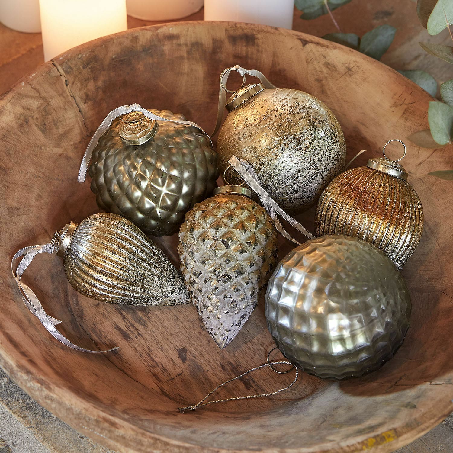 Kerstversiering set van 6 Layounne Set van zes kerstballen in goud- en zilvertinten met verschillende texturen voor feestelijke decoratie