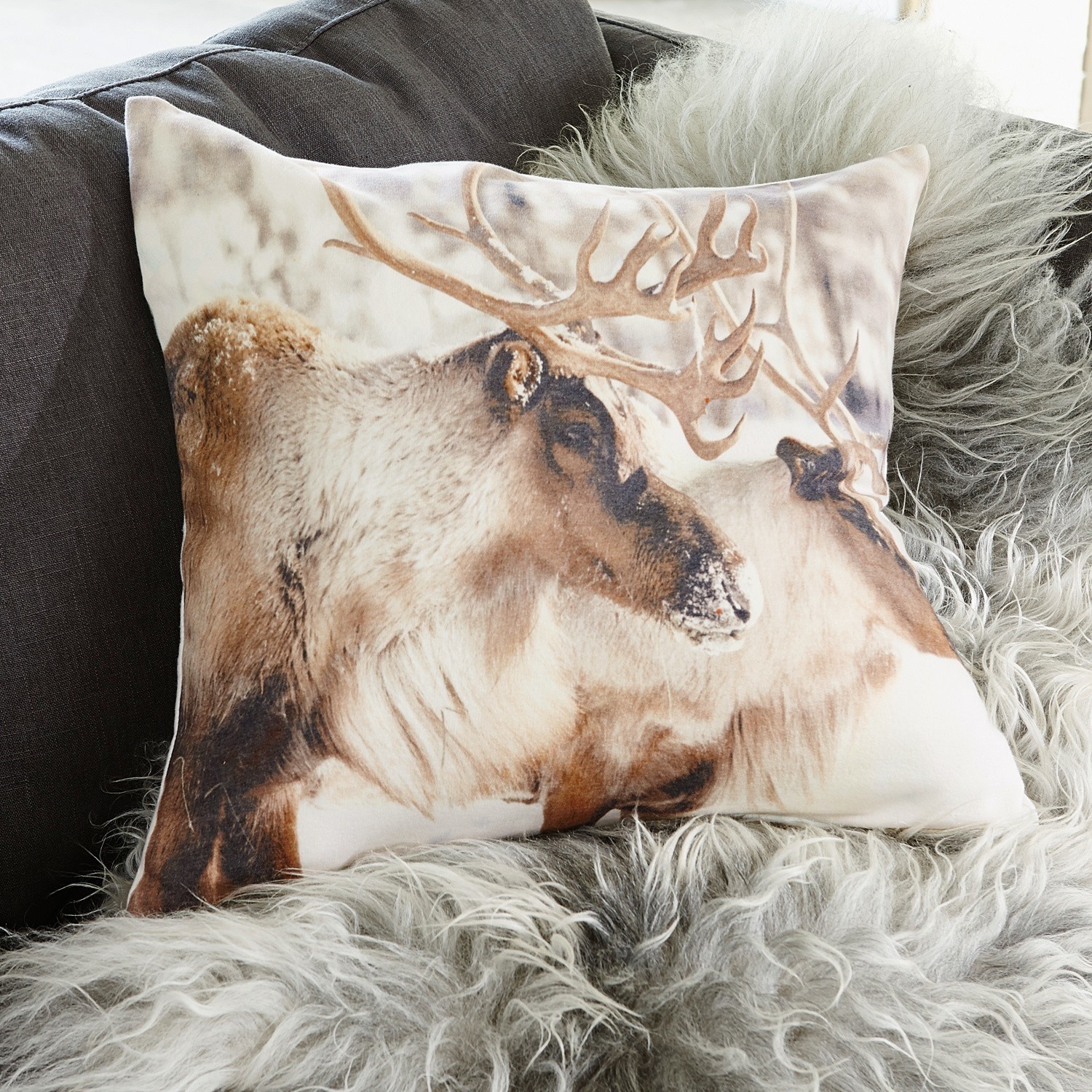 Kussen Frillix Decoratief kussen met rendierprint in natuurlijke bruine tinten op lichte achtergrond, zachte stof