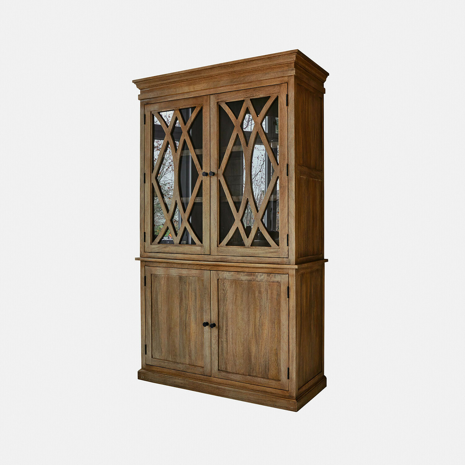 Houten vitrinekast met glazen deuren en decoratief patroon, natuurlijke kleur woonkamermeubel