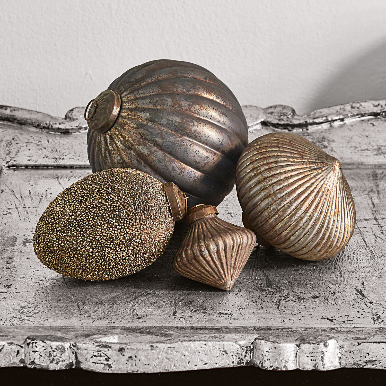 Kerstversiering set van 4 Janine Set van vier decoratieve metalen ornamenten in antiek goud op een verweerde ondergrond