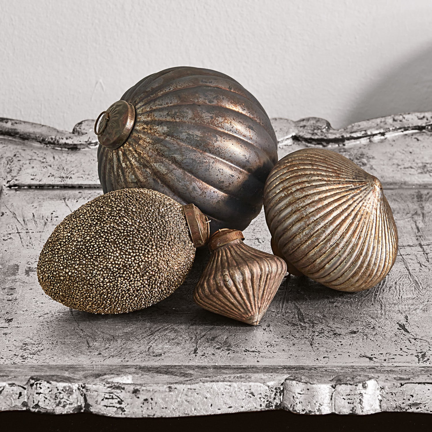 Kerstversiering set van 4 Janine Set van vier decoratieve metalen ornamenten in antiek goud op een verweerde ondergrond
