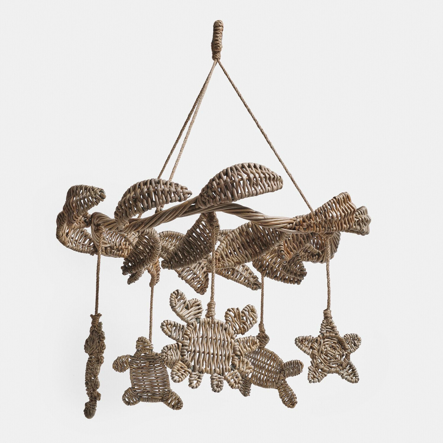 Hangende mobiel van natuurlijke riet met zee-dierfiguren in beige kleur voor decoratie