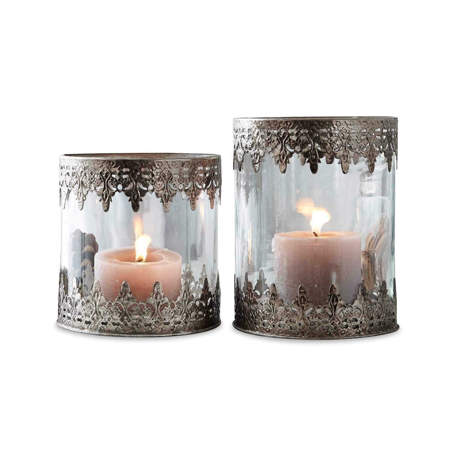 Windlicht set van 2 Lauriane Set van twee glazen windlichten met zilverkleurige metalen kanten decoratie en brandende kaarsen binnenin