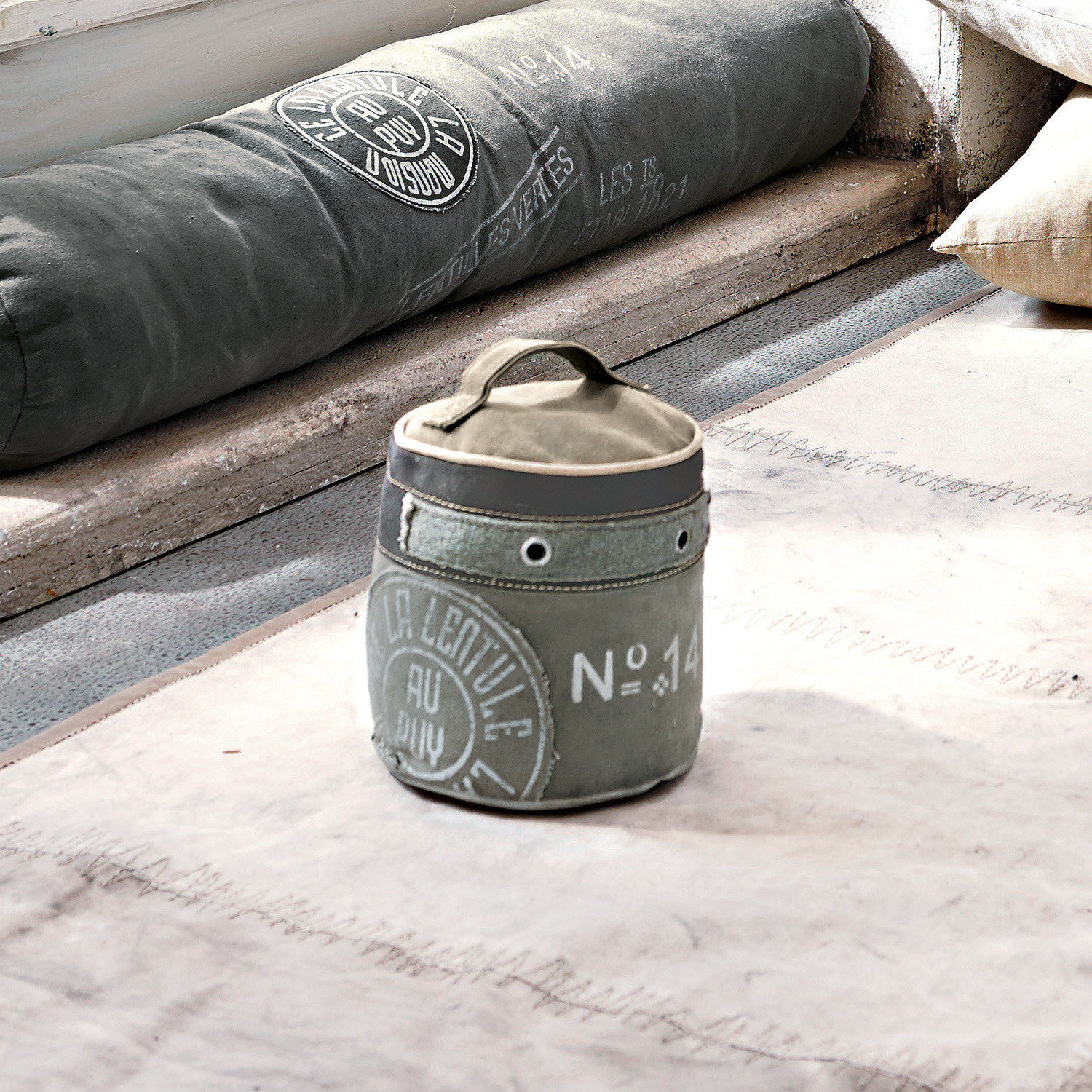 Deurstopper au Puy Grijze stoffen container met handvat en vintage print op lichte vloerkleed in loftstijl