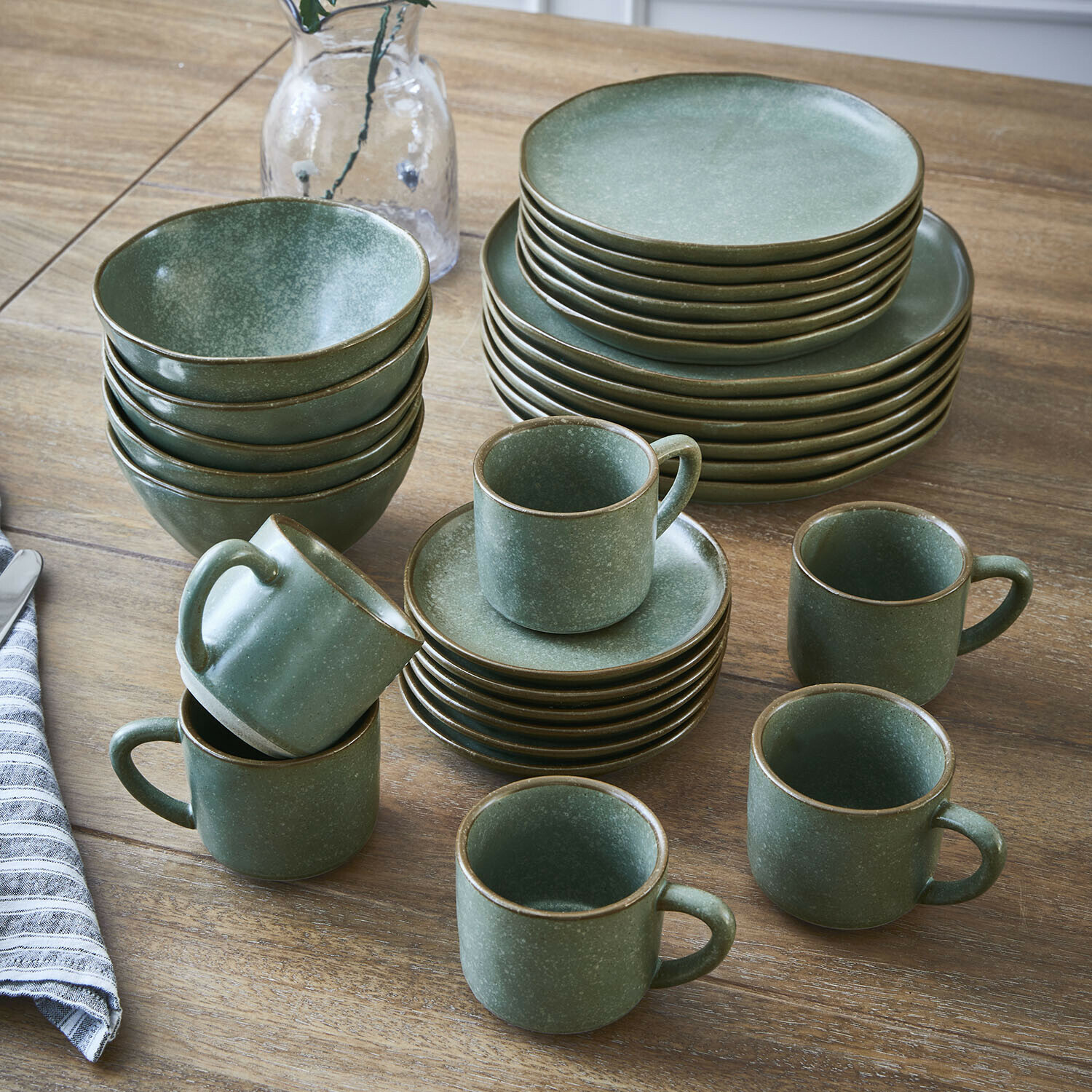 Servies set van 30 Biarré Groen keramisch servies met mokken, borden en kommen op een houten tafel