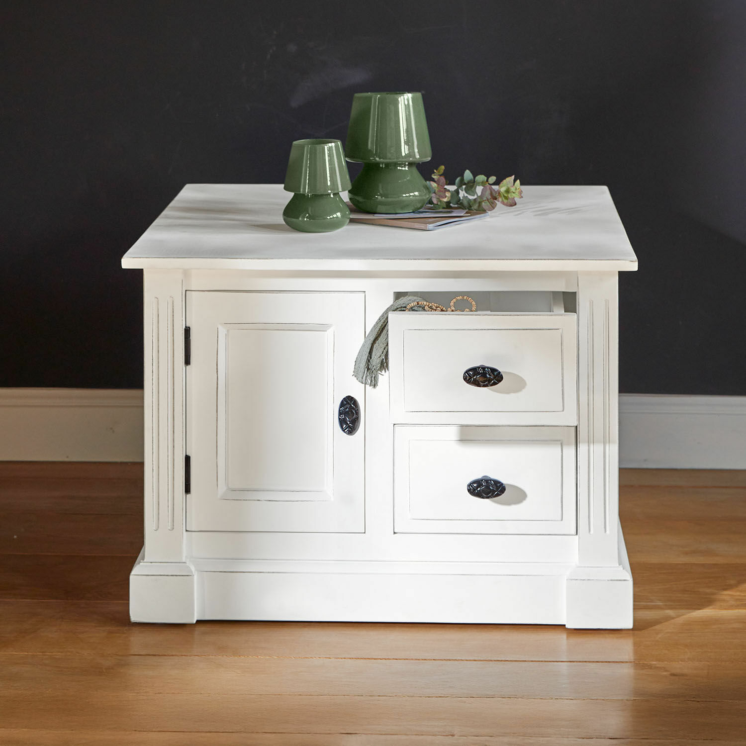 Witte houten tafel met lades en groene keramische lampen erop, meubel voor woonkamer