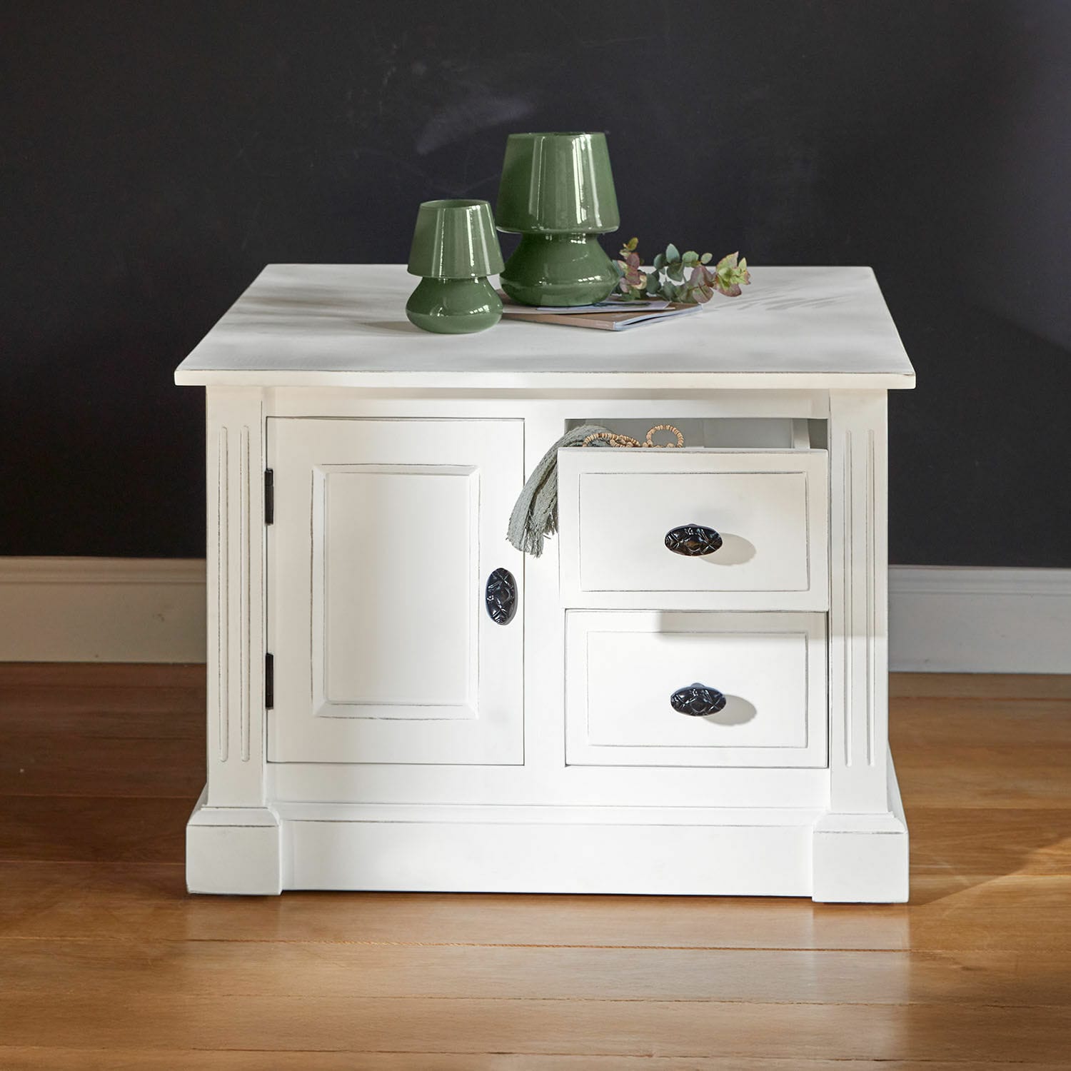 Salontafel Lune Sauvage Witte houten tafel met lades en groene keramische lampen erop, meubel voor woonkamer