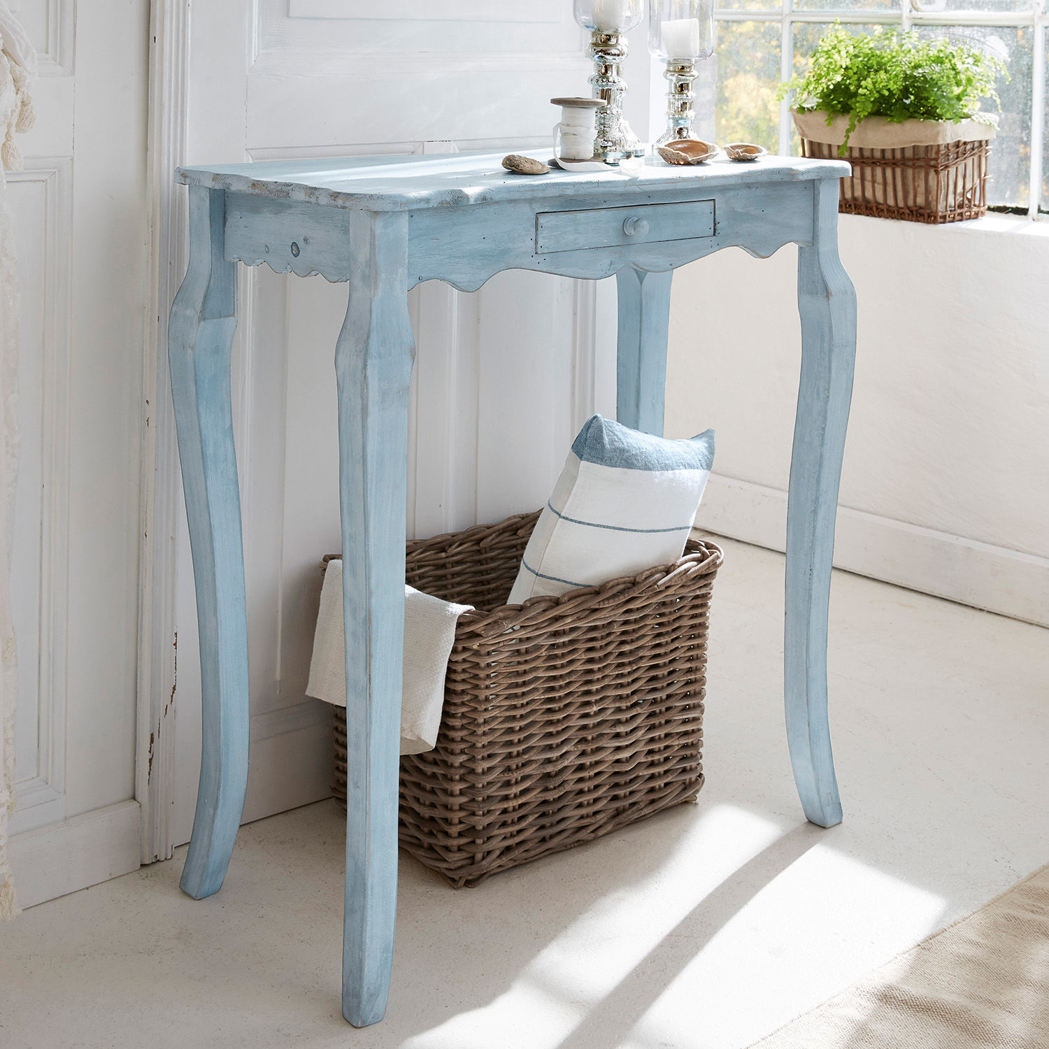 Sidetable Barbey Blauwe houten vintage tafel met lade en rieten mand, sfeervol geplaatst bij een raam