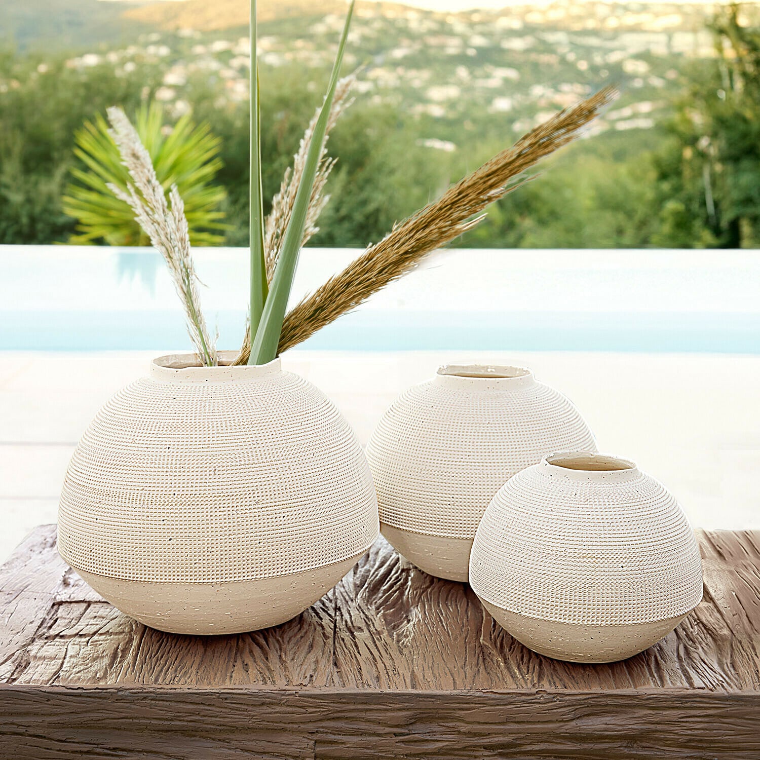 Vaas set van 3 Émoliane Set van drie ronde beige keramische vazen op houten tafel, stijlvolle woondecoratie