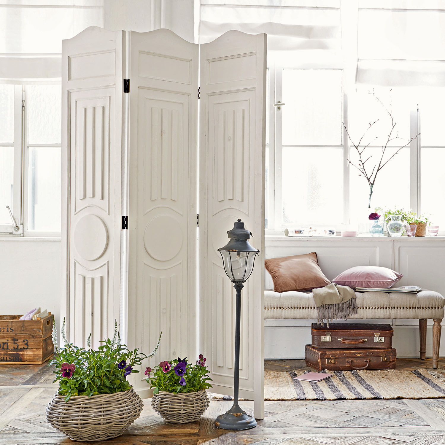 Roomdivider Perineau Witte houten kamerscherm met decoratieve panelen in lichte kamer met rieten plantenmanden