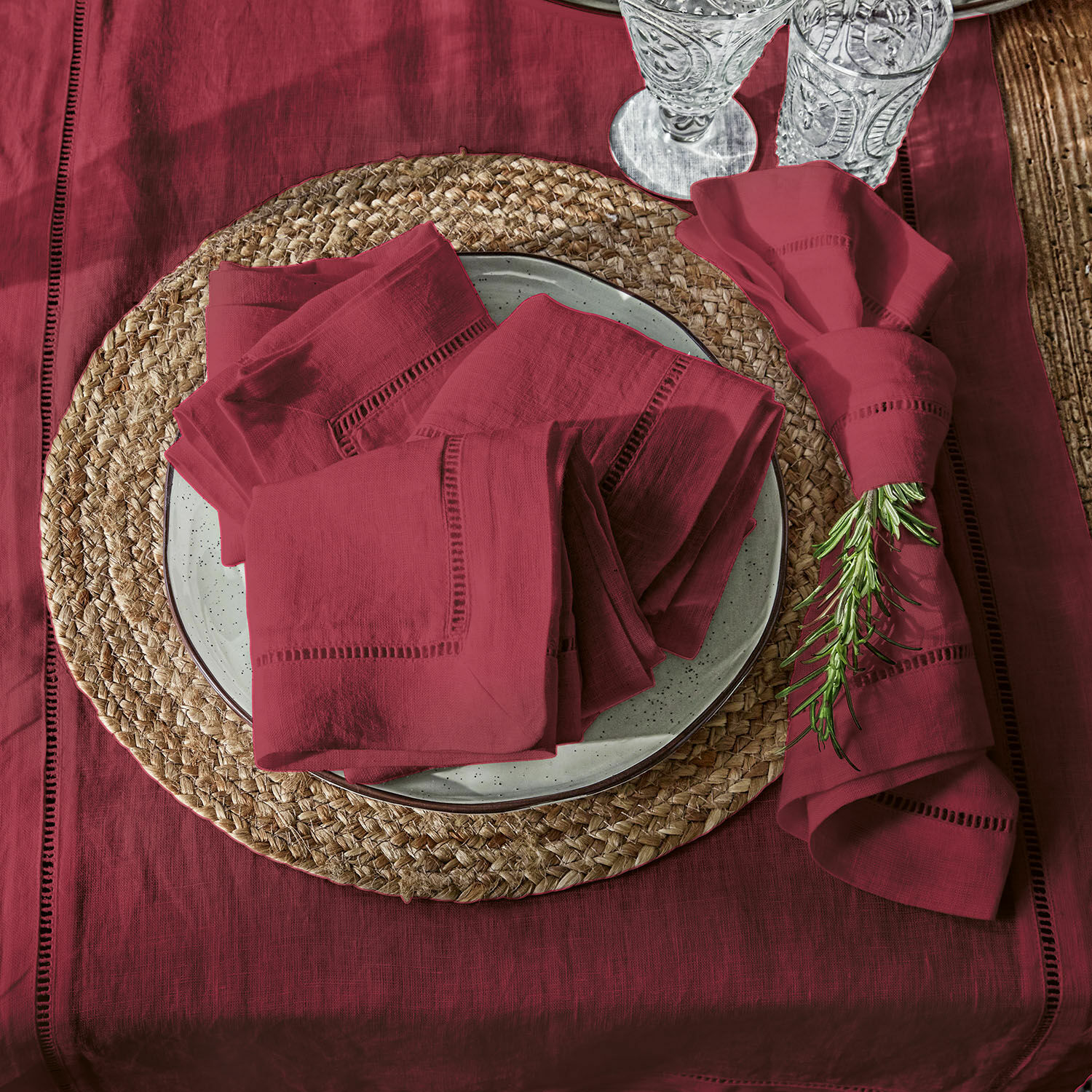 Servet set van 4 Covent Garden Bordeaux linnen tafelkleed en servetten op gevlochten placemat met decoratieve rozemarijn