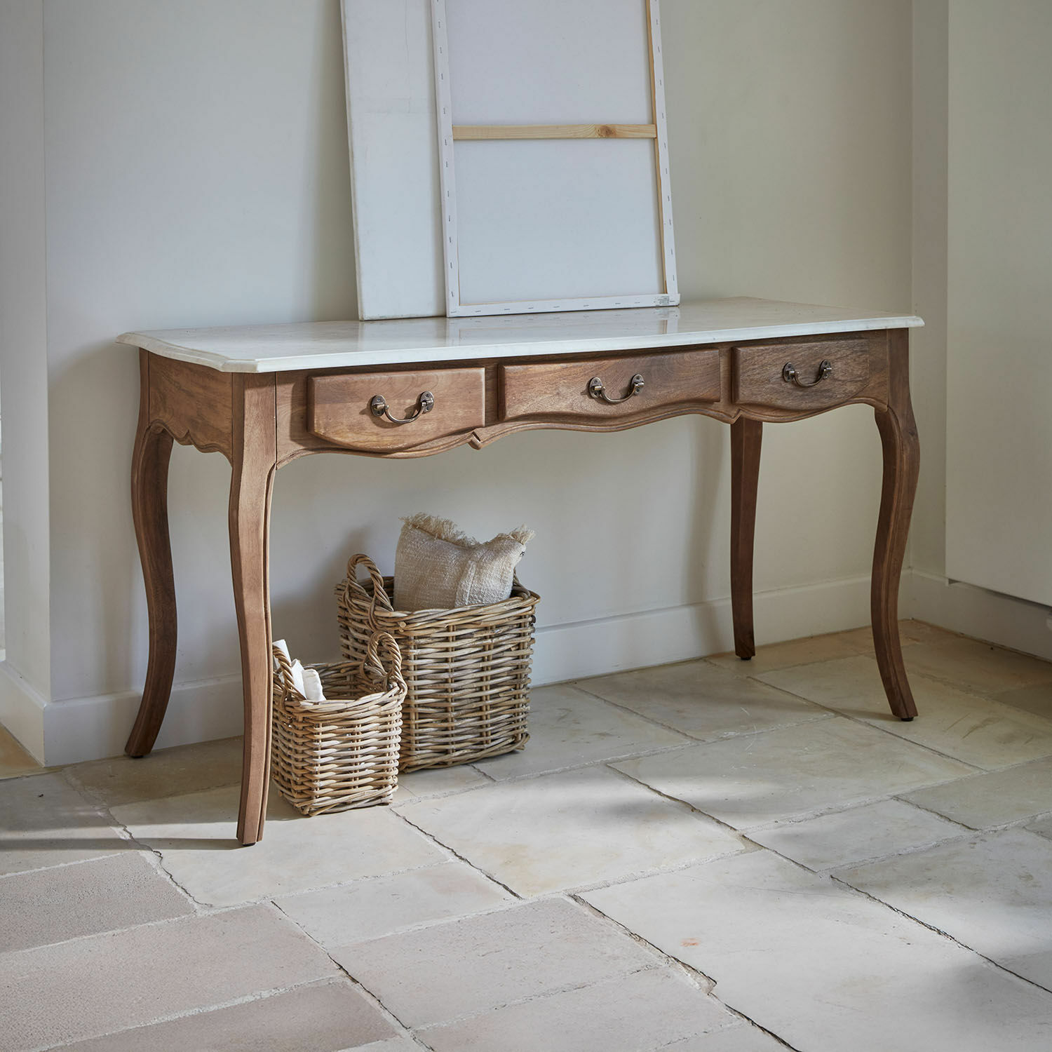 Bureau Whittlesey Houten sidetable met wit marmeren blad en drie lades in klassieke stijl