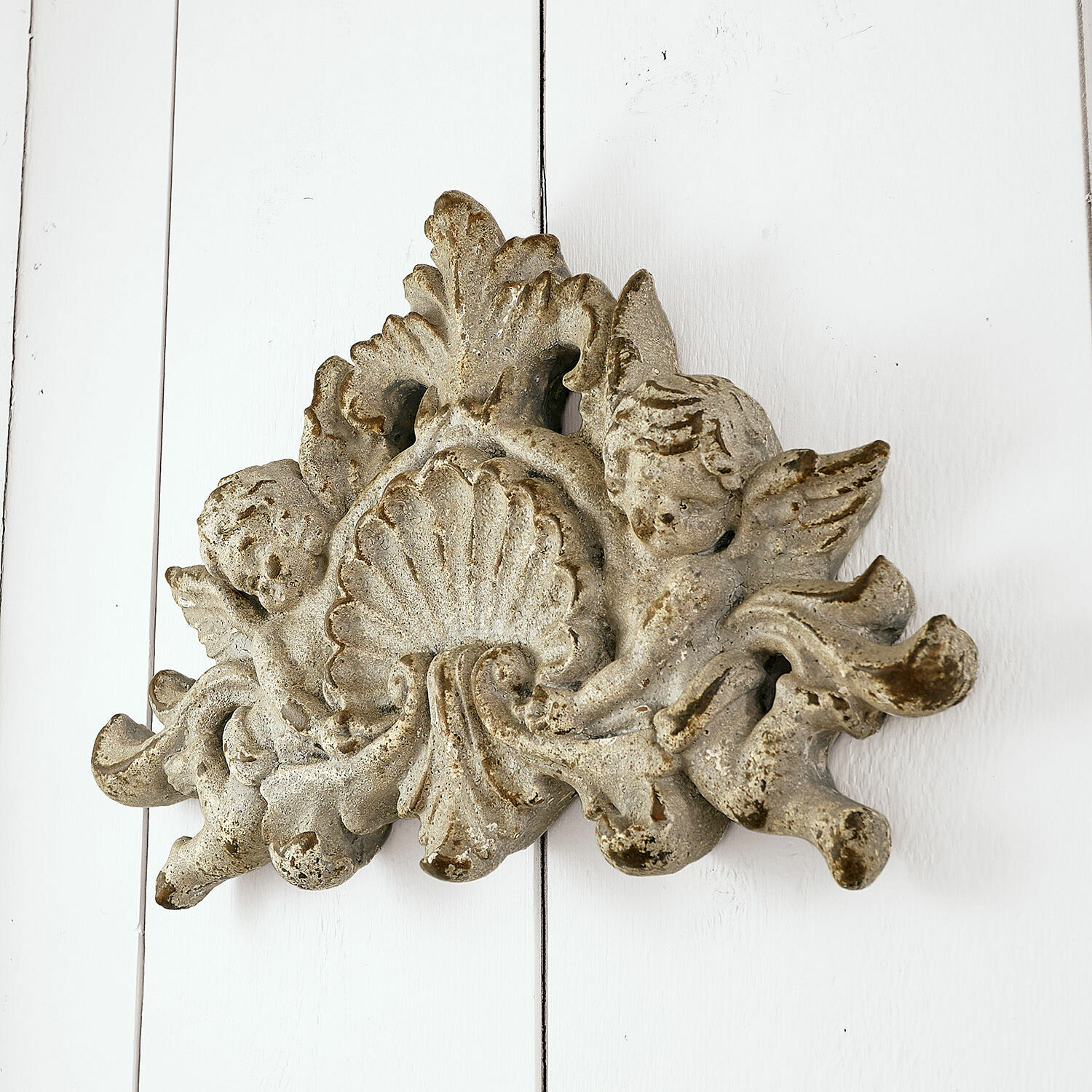 Decoratief beeld van verouderd beige steen met engelen en schelp voor vintage interieur