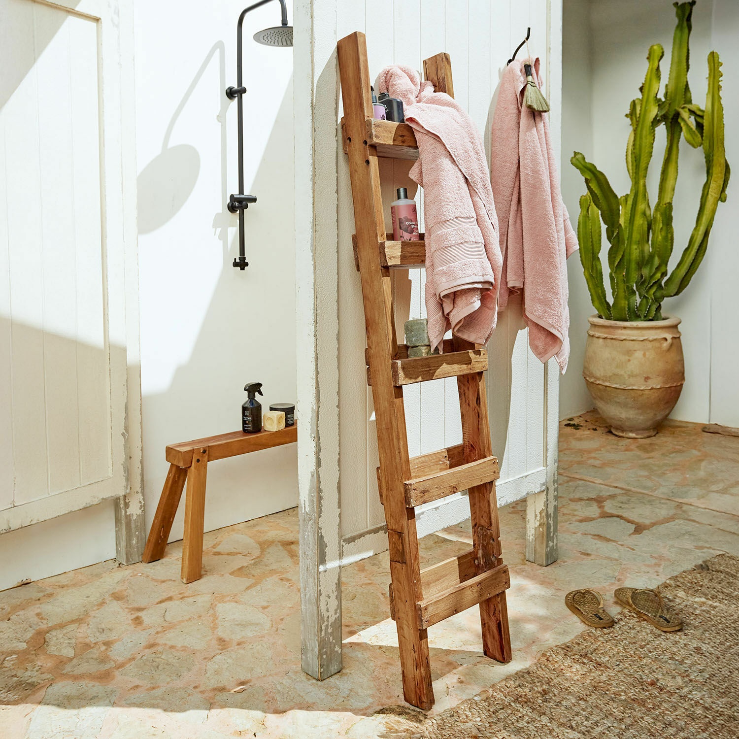 Ladderrek Fresollier Decoratieve houten ladder met roze handdoeken in lichte badkamer met douche en cactus