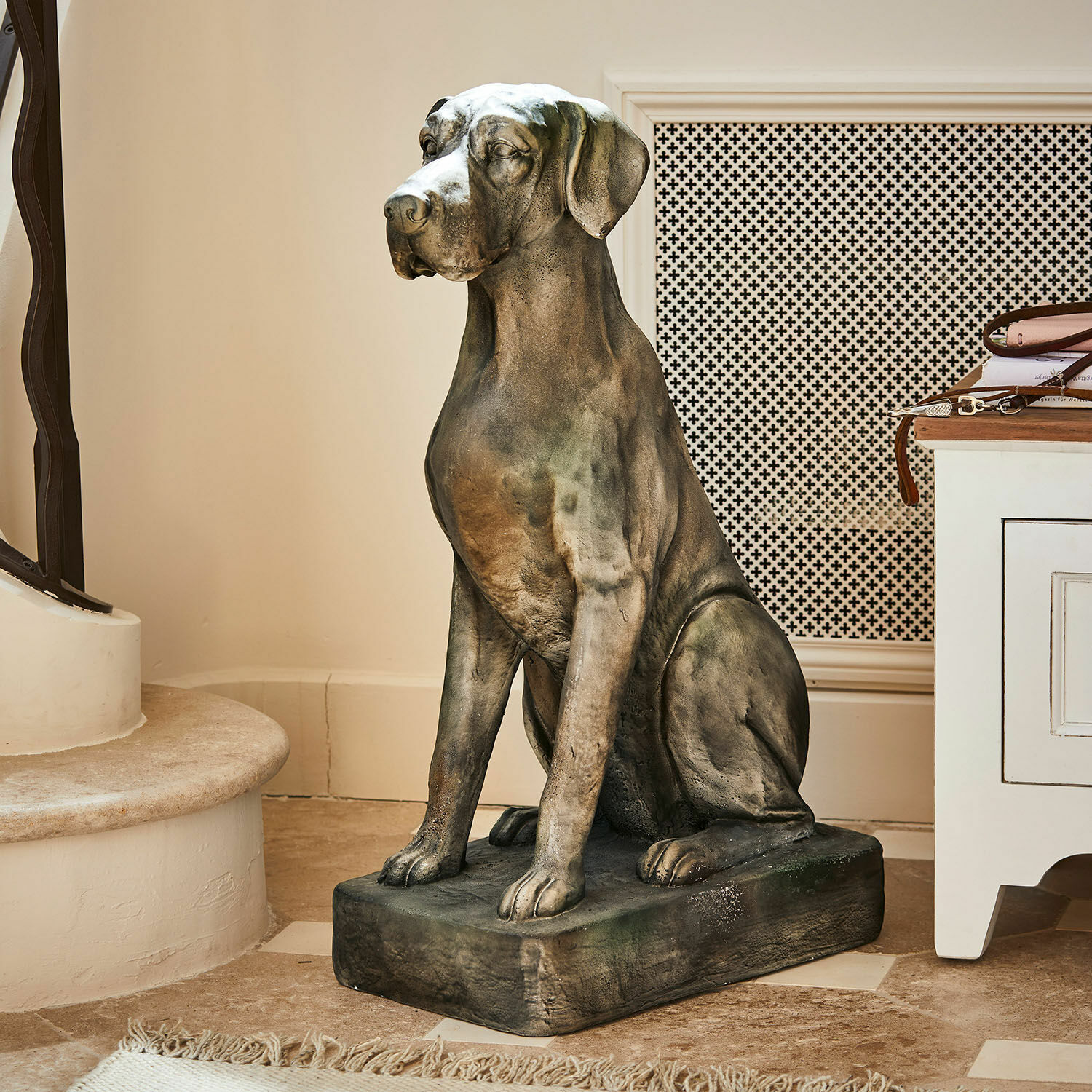 Sierhond Jules Beeld van een hond van steen in grijs- en bruintinten voor stijlvolle interieurdecoratie
