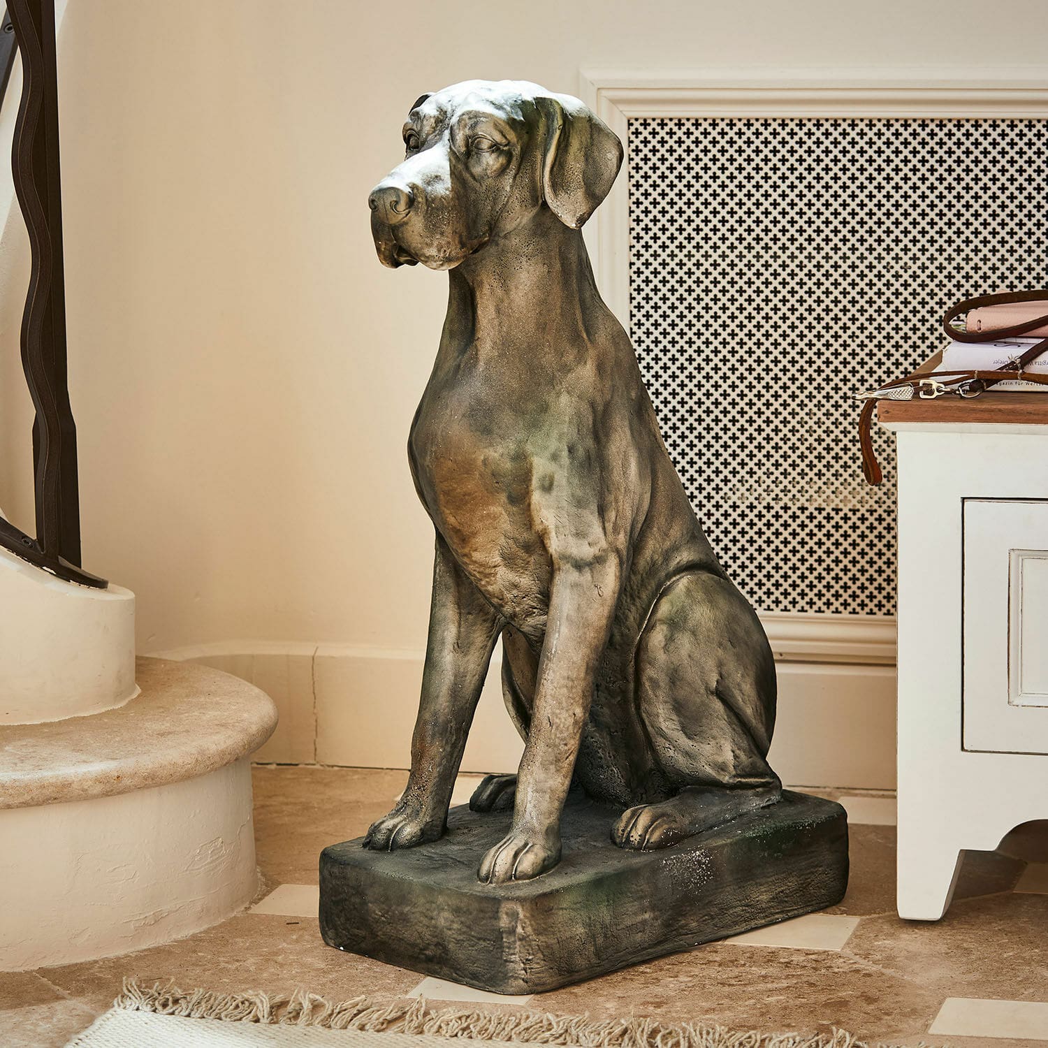 Sierhond Jules Beeld van een hond van steen in grijs- en bruintinten voor stijlvolle interieurdecoratie