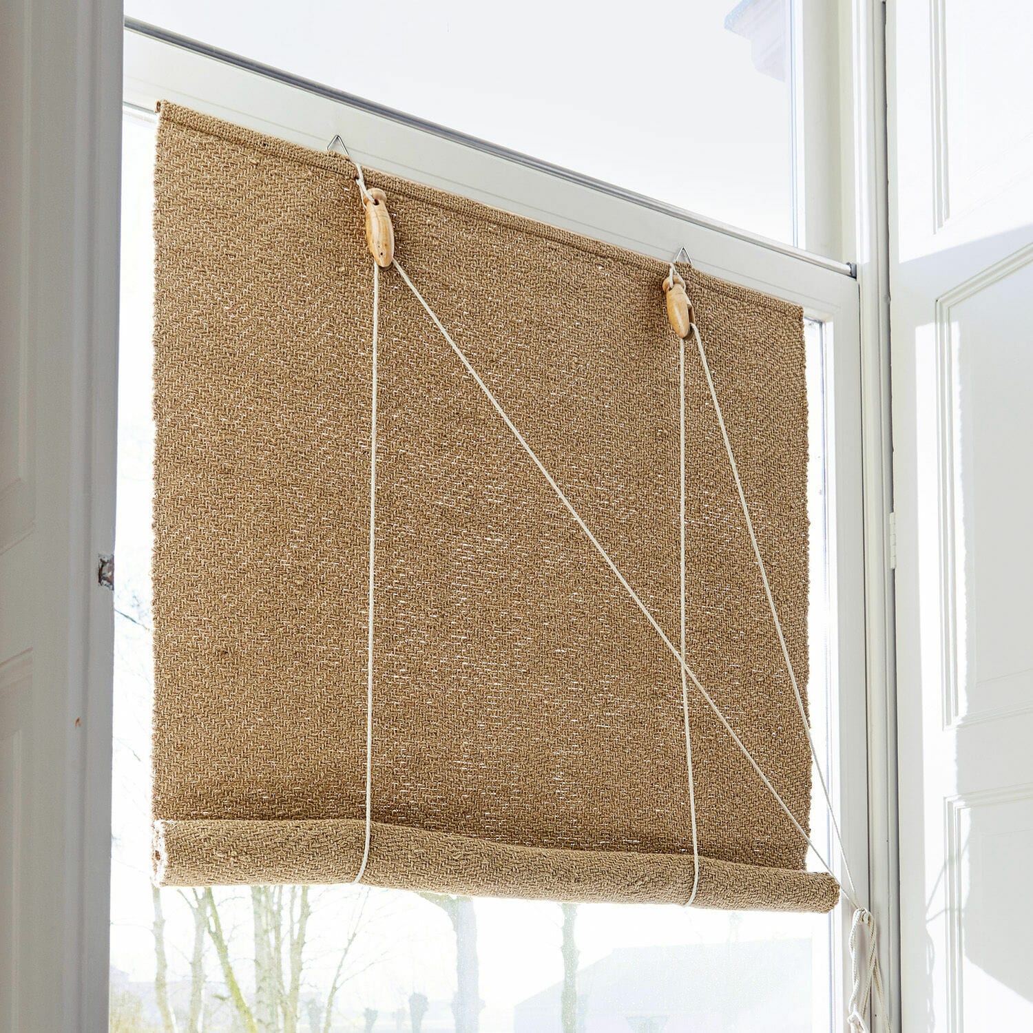 Rolgordijn Paine Natuurlijke jute rolgordijn in beige met houten elementen en koord voor lichtregeling