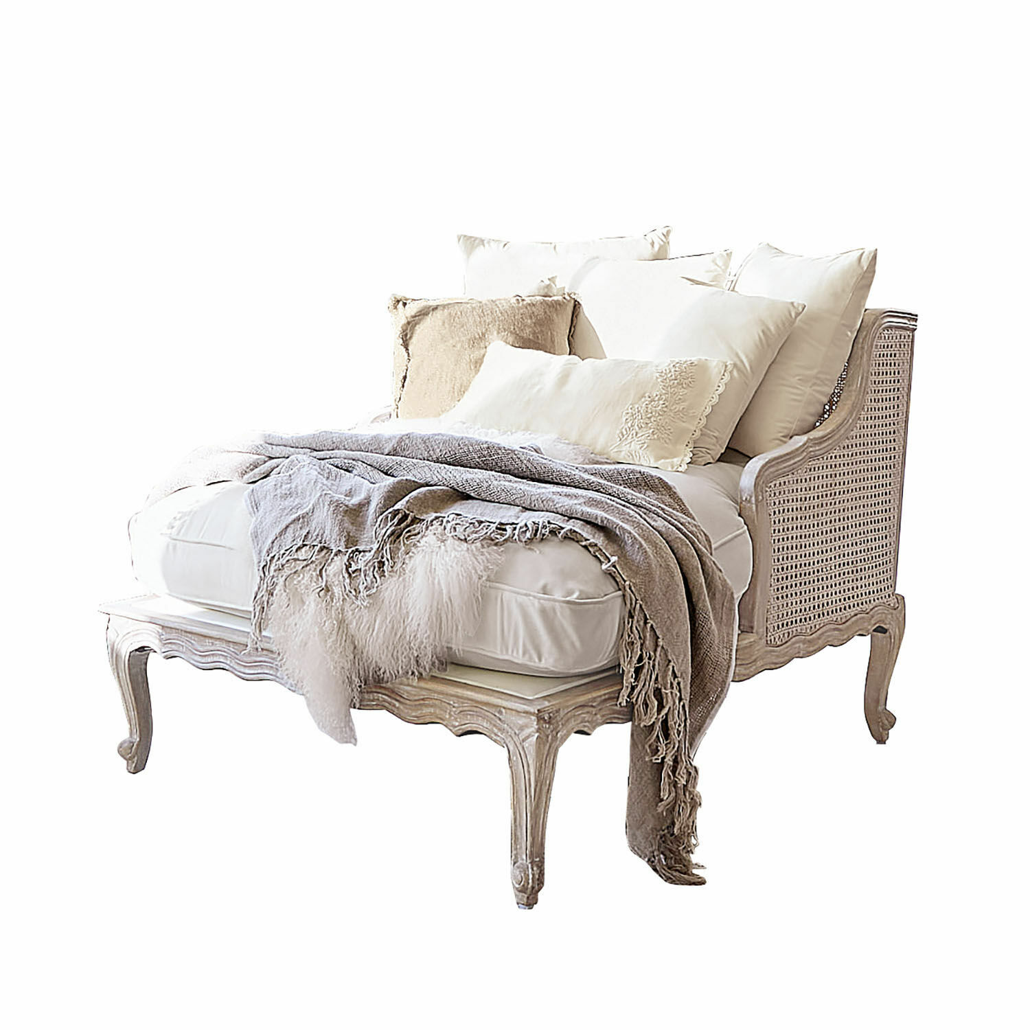 Elegante chaise longue van licht hout met gevlochten rugleuning, crèmekussens en grijze deken