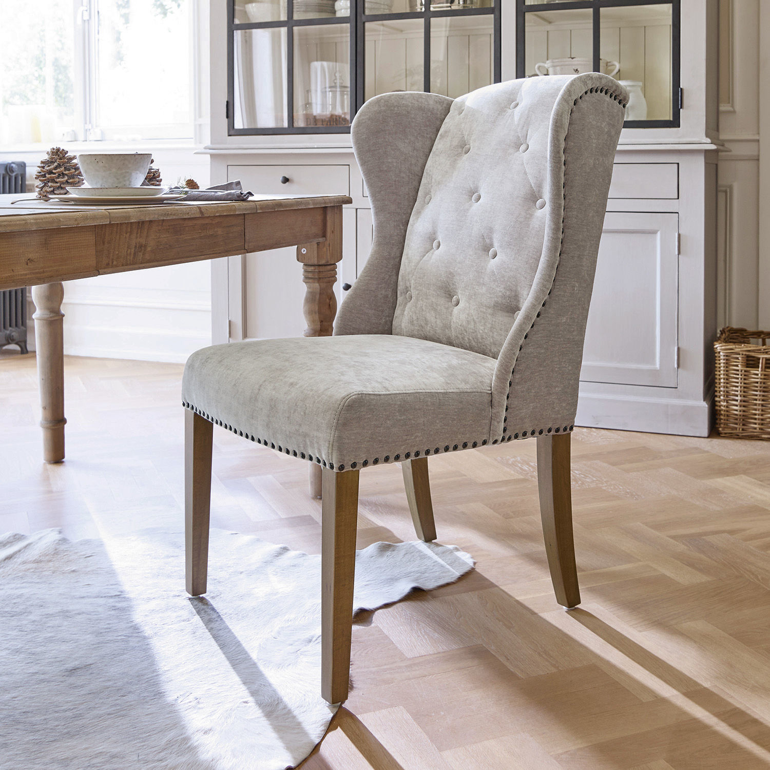 Grijze gestoffeerde vintage stoel met houten poten voor eetkamer, huismeubilair