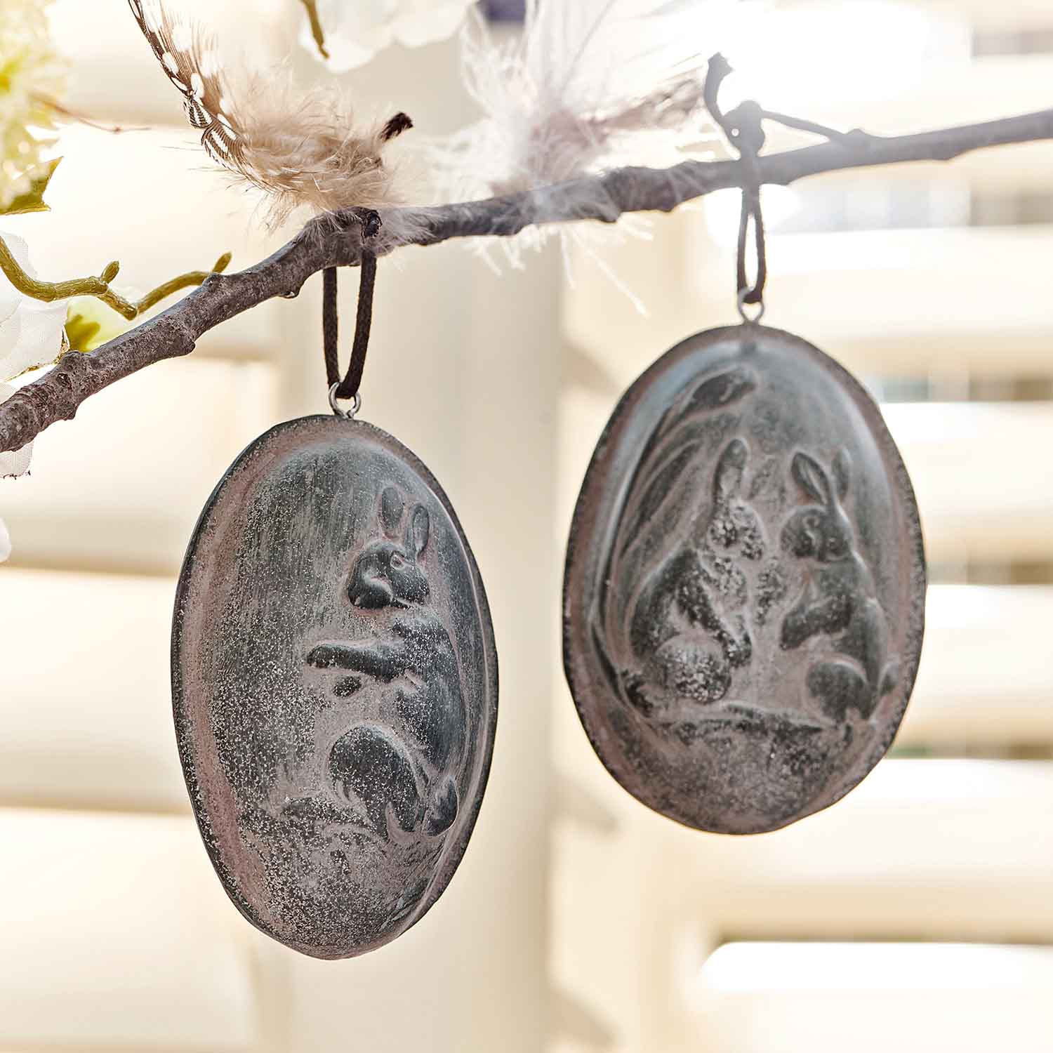 Grijze metalen paasversieringen met konijnenmotief voor binnenhuisdecoratie
