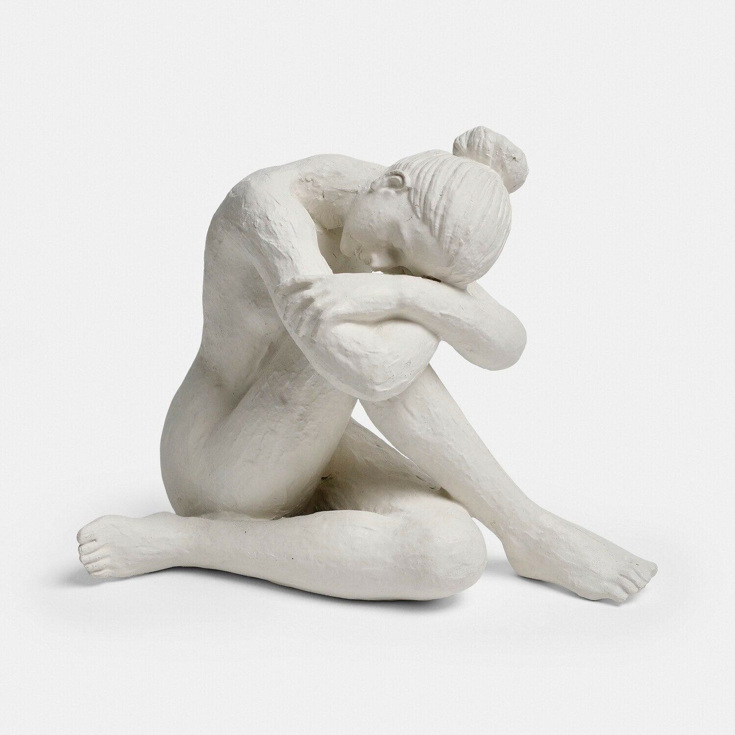 Beeldje Savigné Witte sculptuur van zittende vrouw met hoofd op gevouwen armen, decoratie van gips