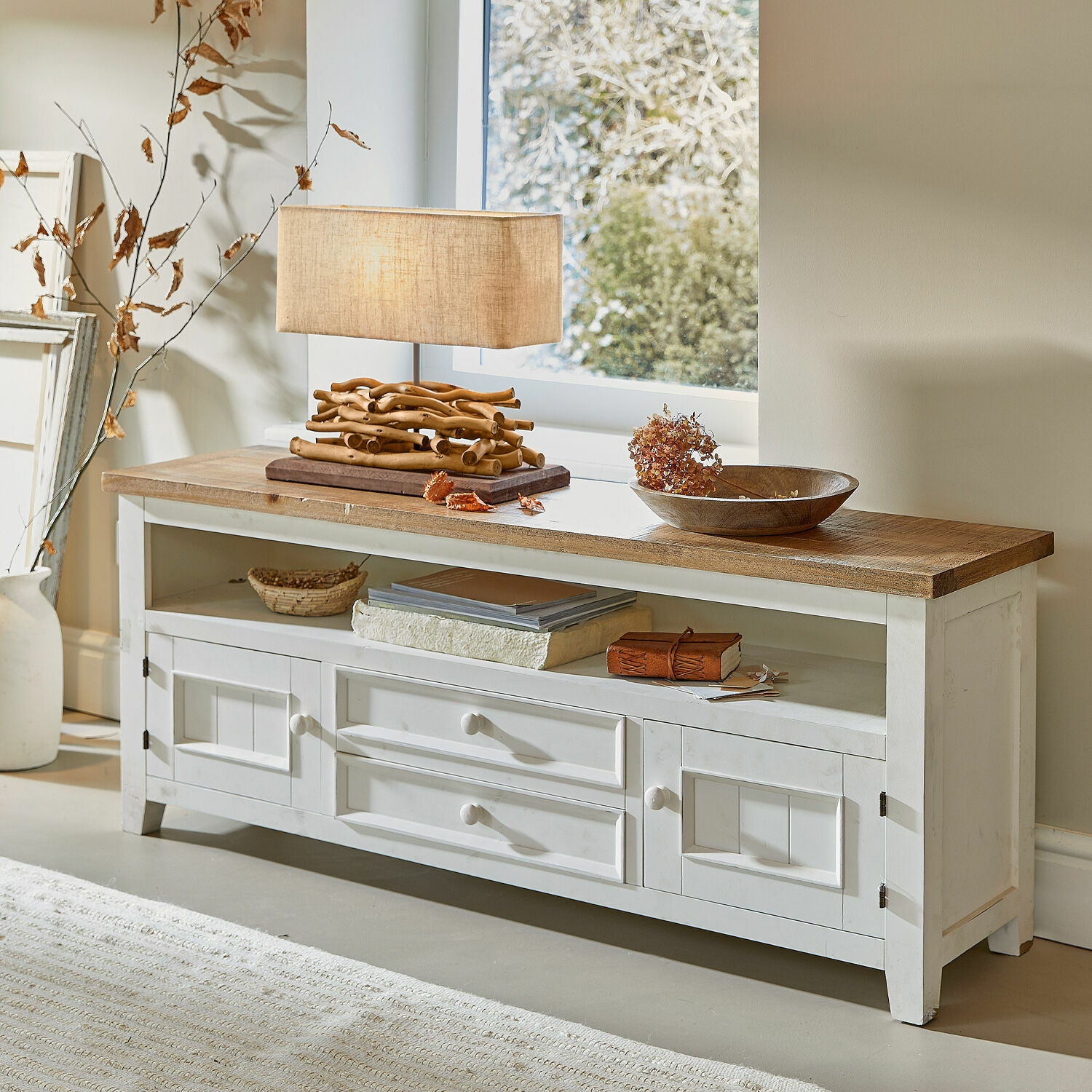 Witte houten dressoir met planken en lades, blad van natuurlijk hout, woonkamermeubel