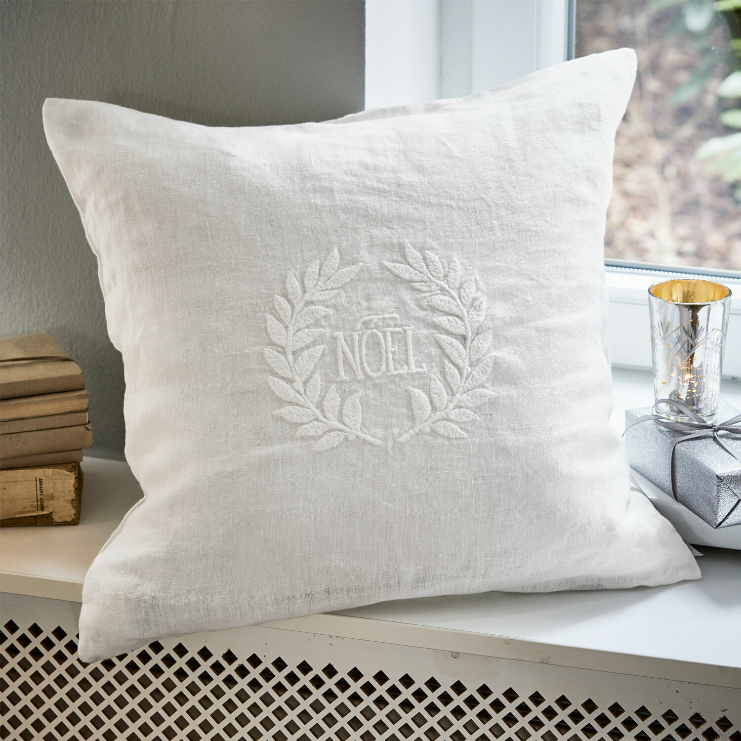 Kussenhoes Noel Witte linnen kussenhoes met NOEL borduurwerk en decoratieve krans, kerstdecoratie voor interieur