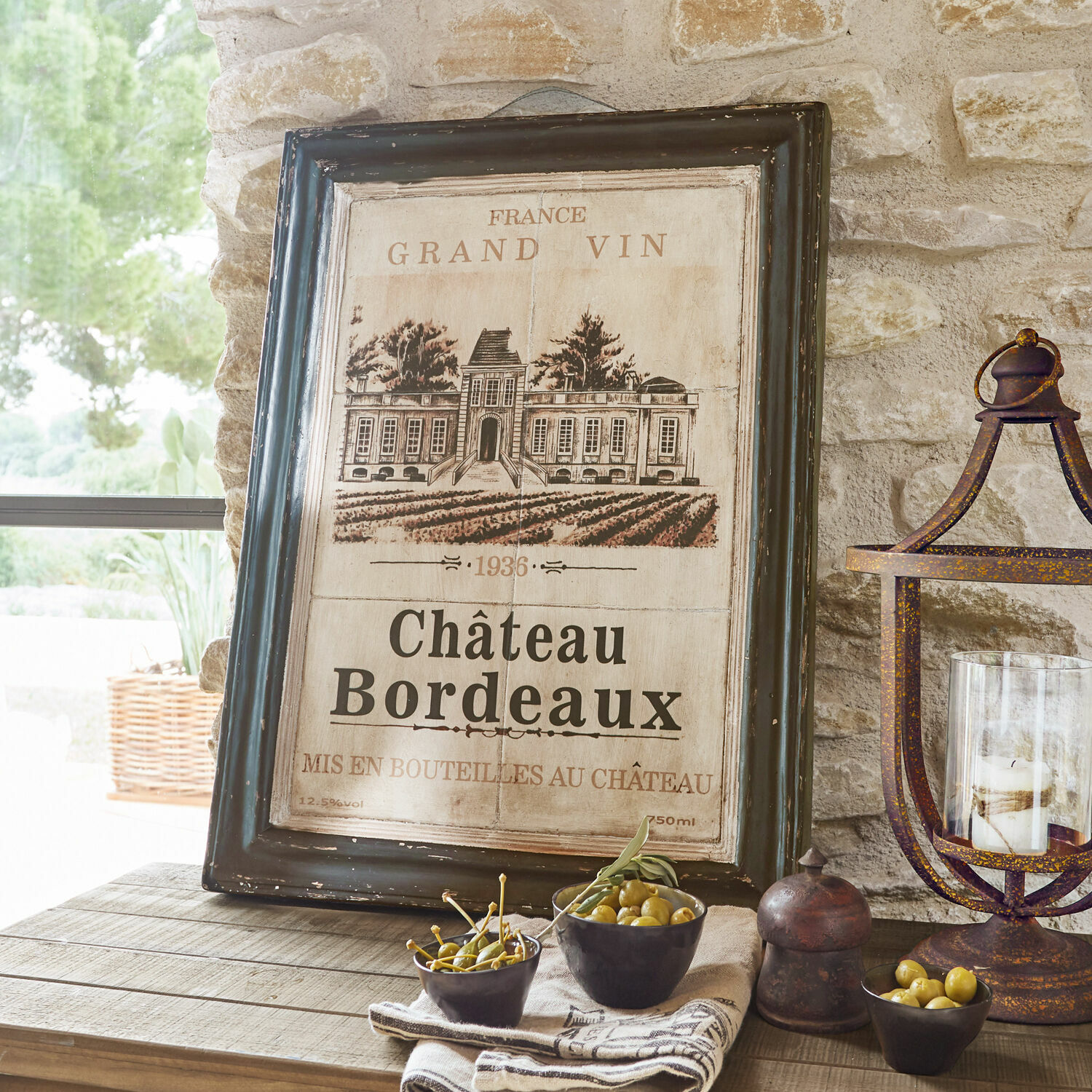 Afbeelding Château Bordeaux Schilderij met zwarte lijst en Château Bordeaux-motief op beige achtergrond, vintage wanddecoratie