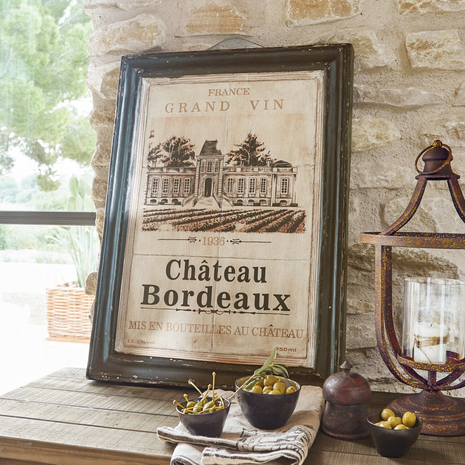 Afbeelding Château Bordeaux Schilderij met zwarte lijst en Château Bordeaux-motief op beige achtergrond, vintage wanddecoratie