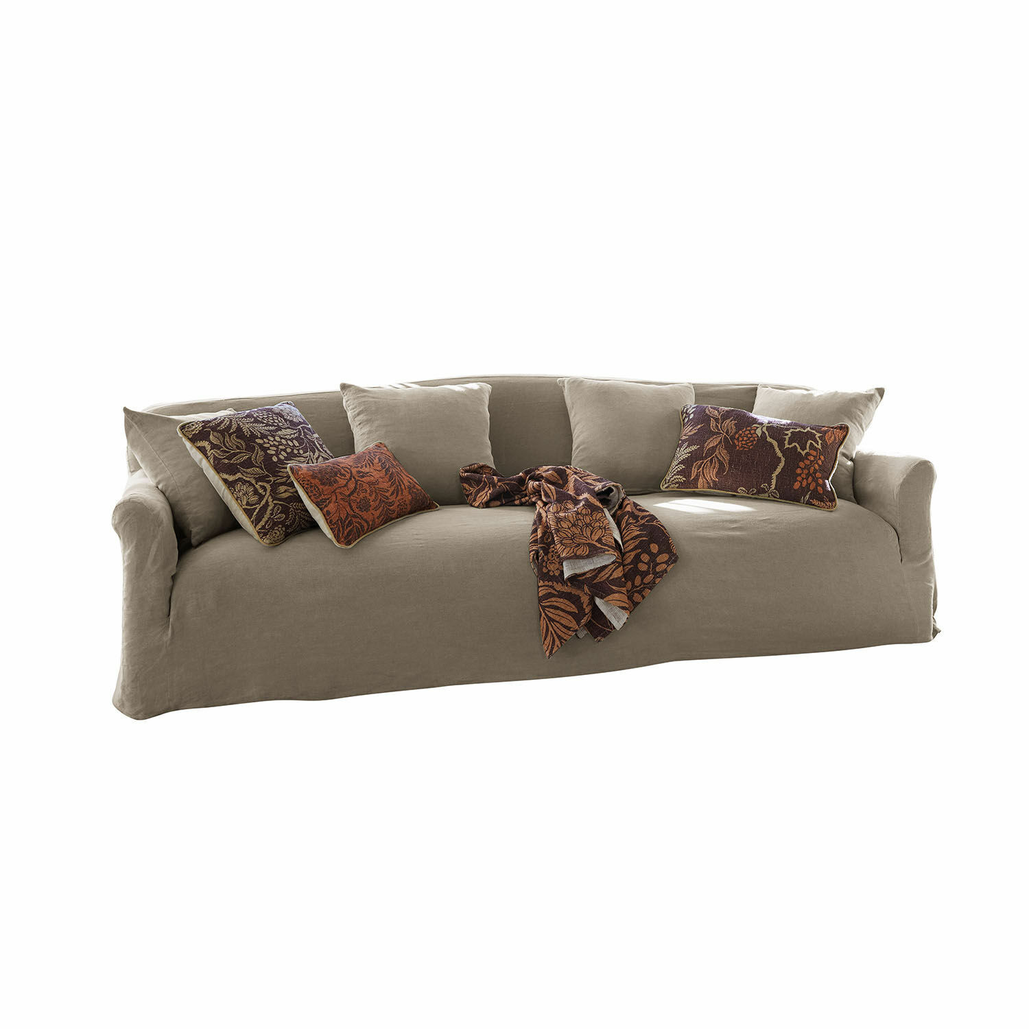 Bank Riveneuve Beige stoffen bank met decoratieve kussens en bruin patroonplaid voor woonkamer