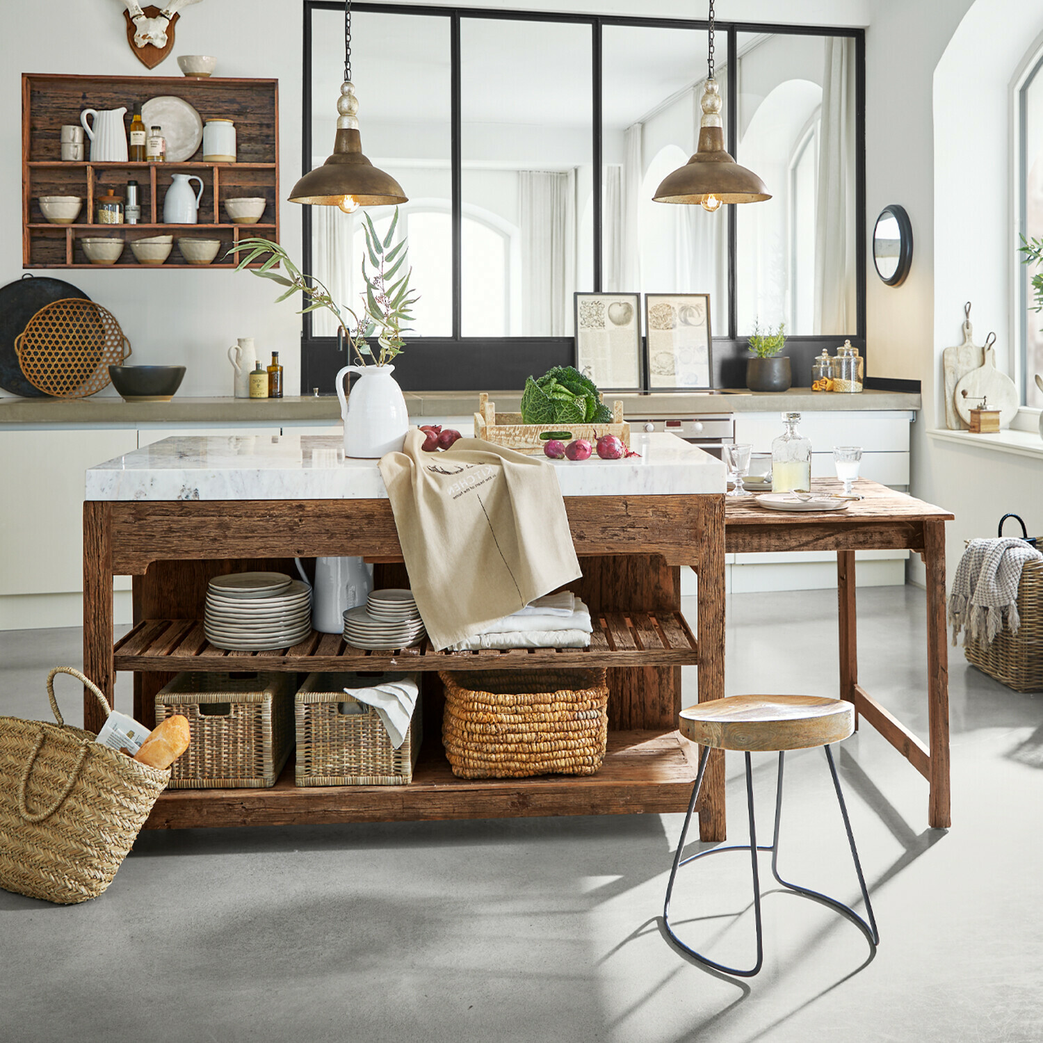 Rustieke keuken met houten eiland en marmeren werkblad, houten kruk met metalen poten