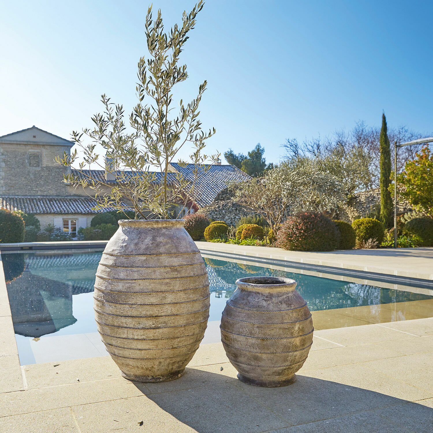 Sierpot set van 2 Aulan Twee grote terracotta potten in beige bij het zwembad, decoratieve tuinpotten