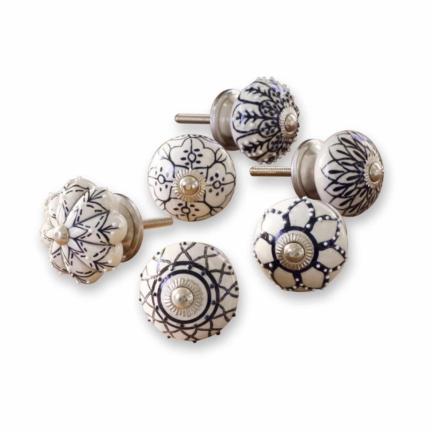 Kastknoppen set van 6 Giéville Set van zes witte keramische meubelknoppen met zwart patroon en metalen middenstuk