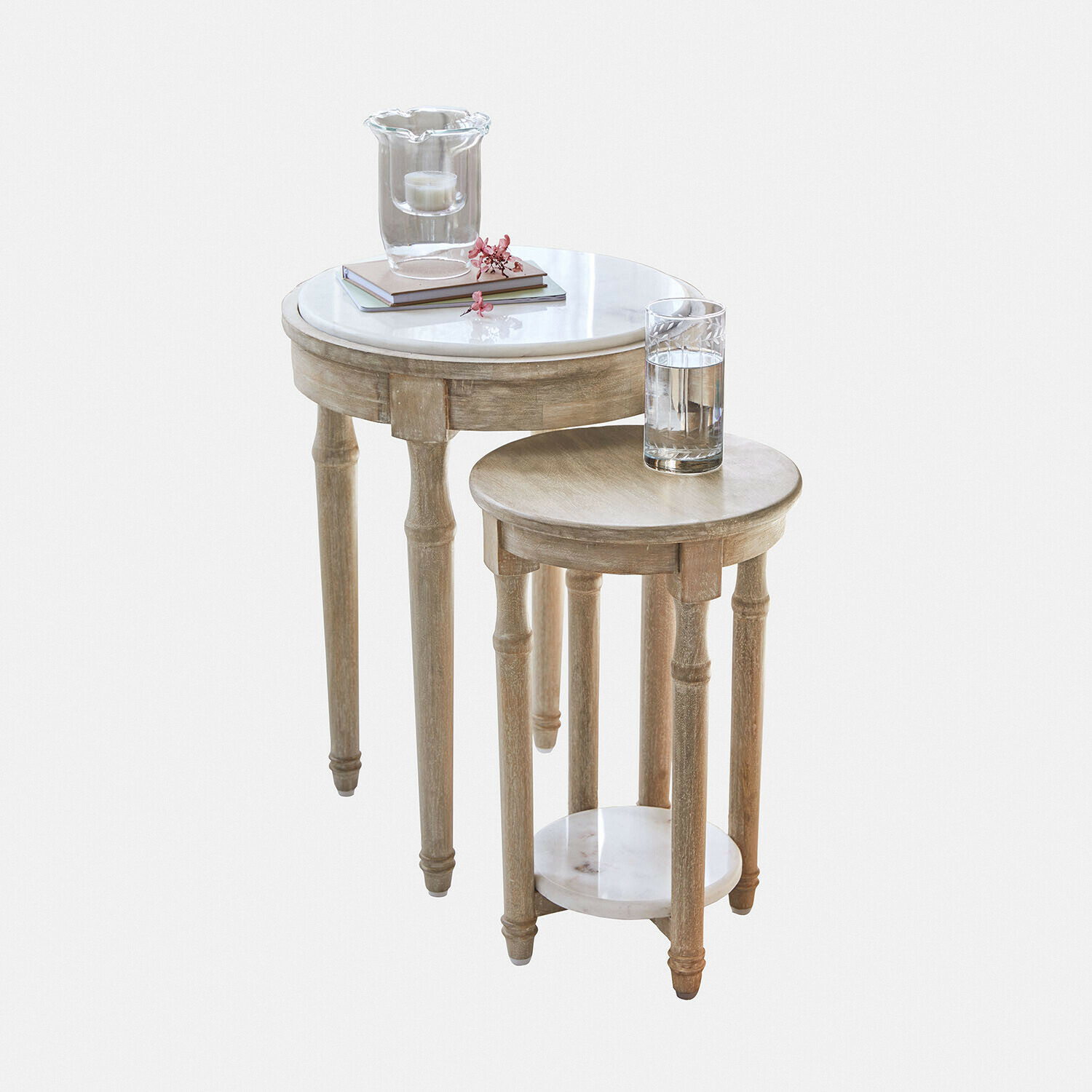 Set van twee ronde bijzettafels van licht hout met witte marmeren bladen