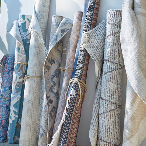 Opgerolde tapijten met diverse patronen en natuurlijke materialen voor interieurdecoratie