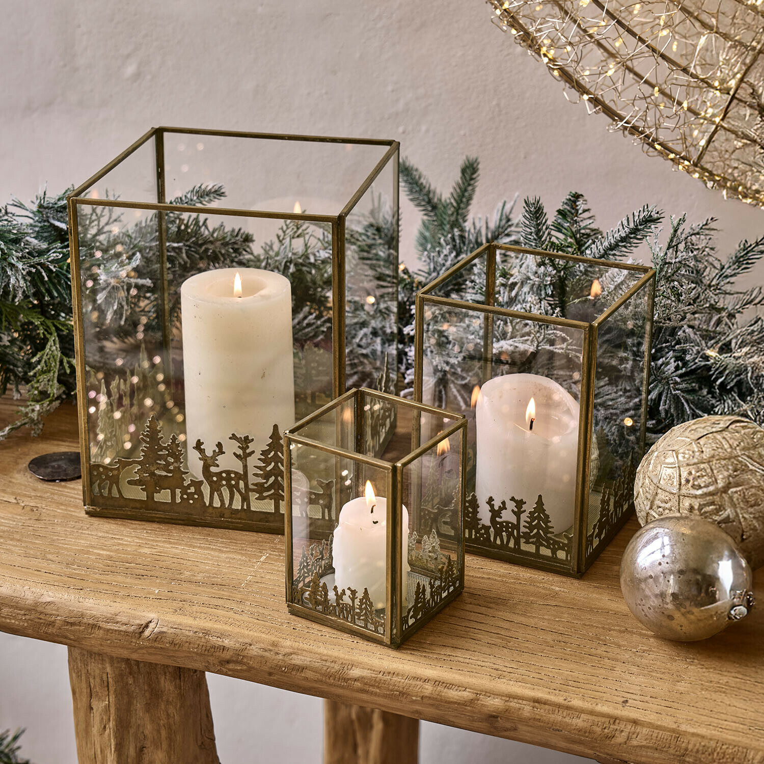 Windlicht set van 3 Solenda Set van drie glazen lantaarns met metalen frame en bosmotief, witte kaarsen, feestelijke decoratie
