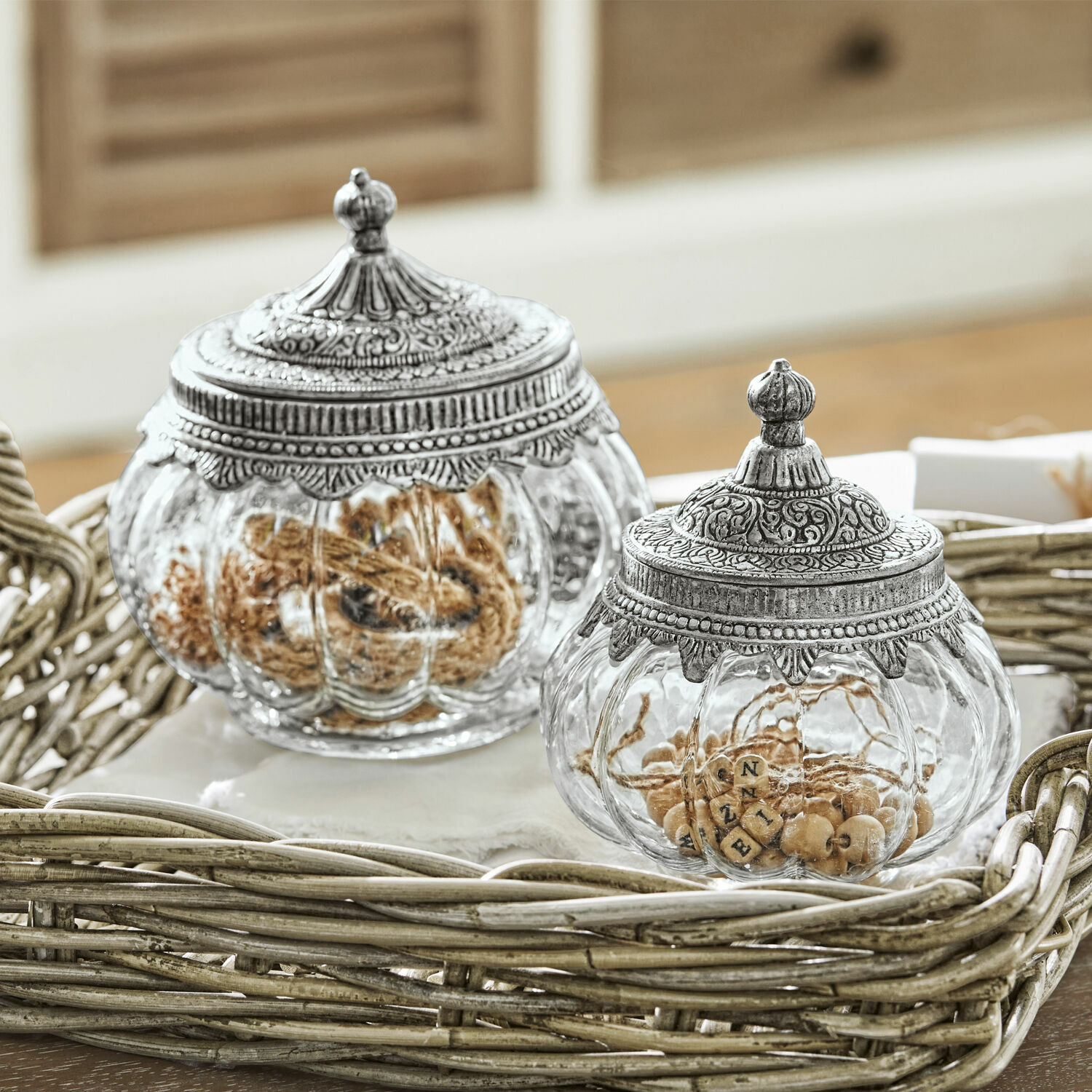 Glazen pot set van 2 Madelon Glazen potten met decoratieve metalen deksels in vintage stijl op een houten dienblad