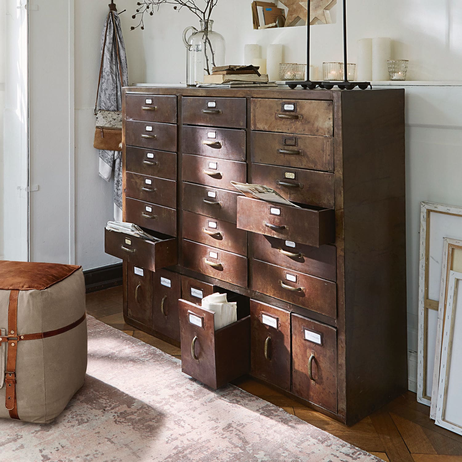Ladekast Hennepin Vintage metalen kast in bruin met veel laden voor het opbergen van documenten in huis