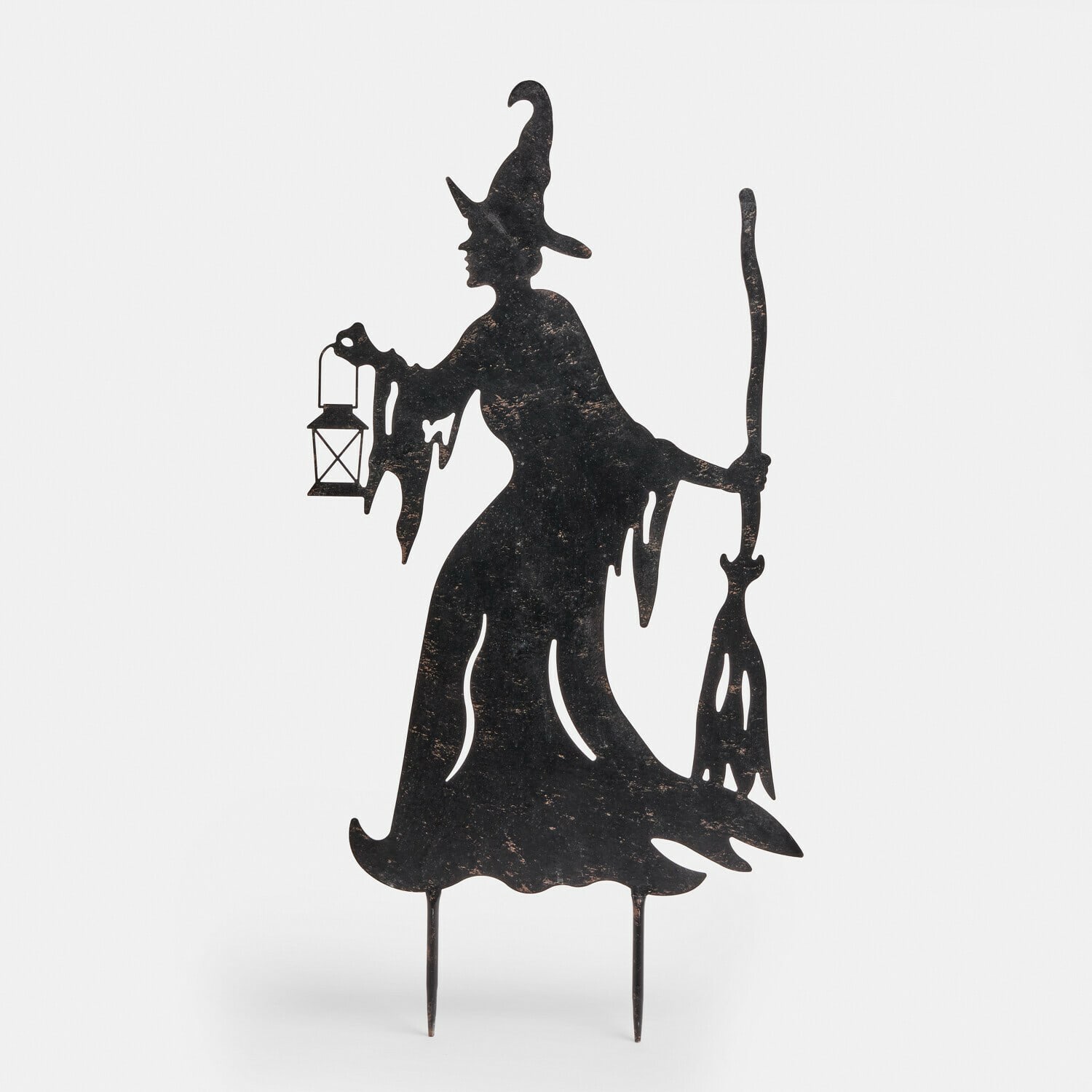 Tuinsteker Talmora Zwarte metalen tuindecoratie in de vorm van een heks met lantaarn en bezem voor Halloween