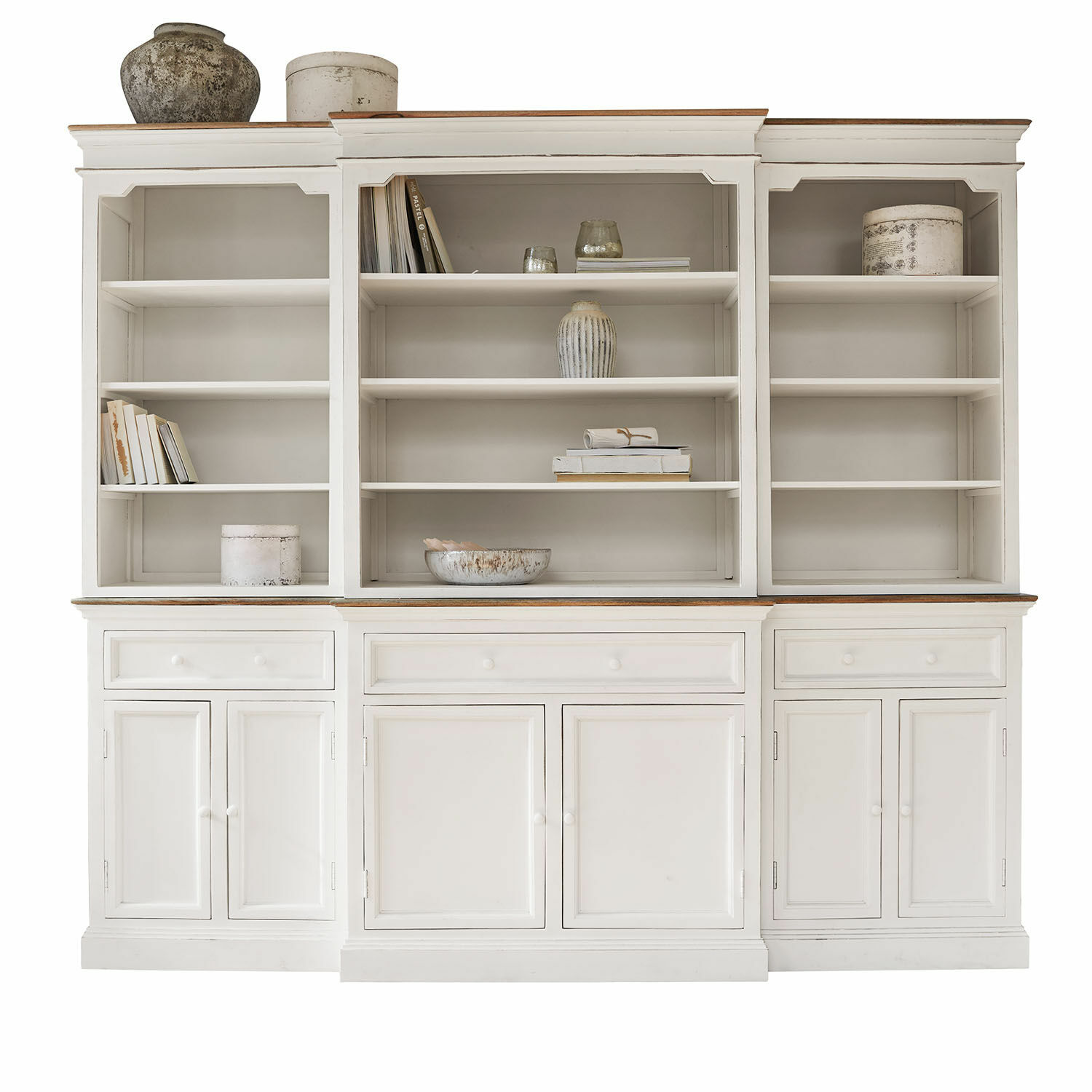 Kast Highcliffe Witte houten vitrinekast met planken en kasten in vintage stijl voor opslag