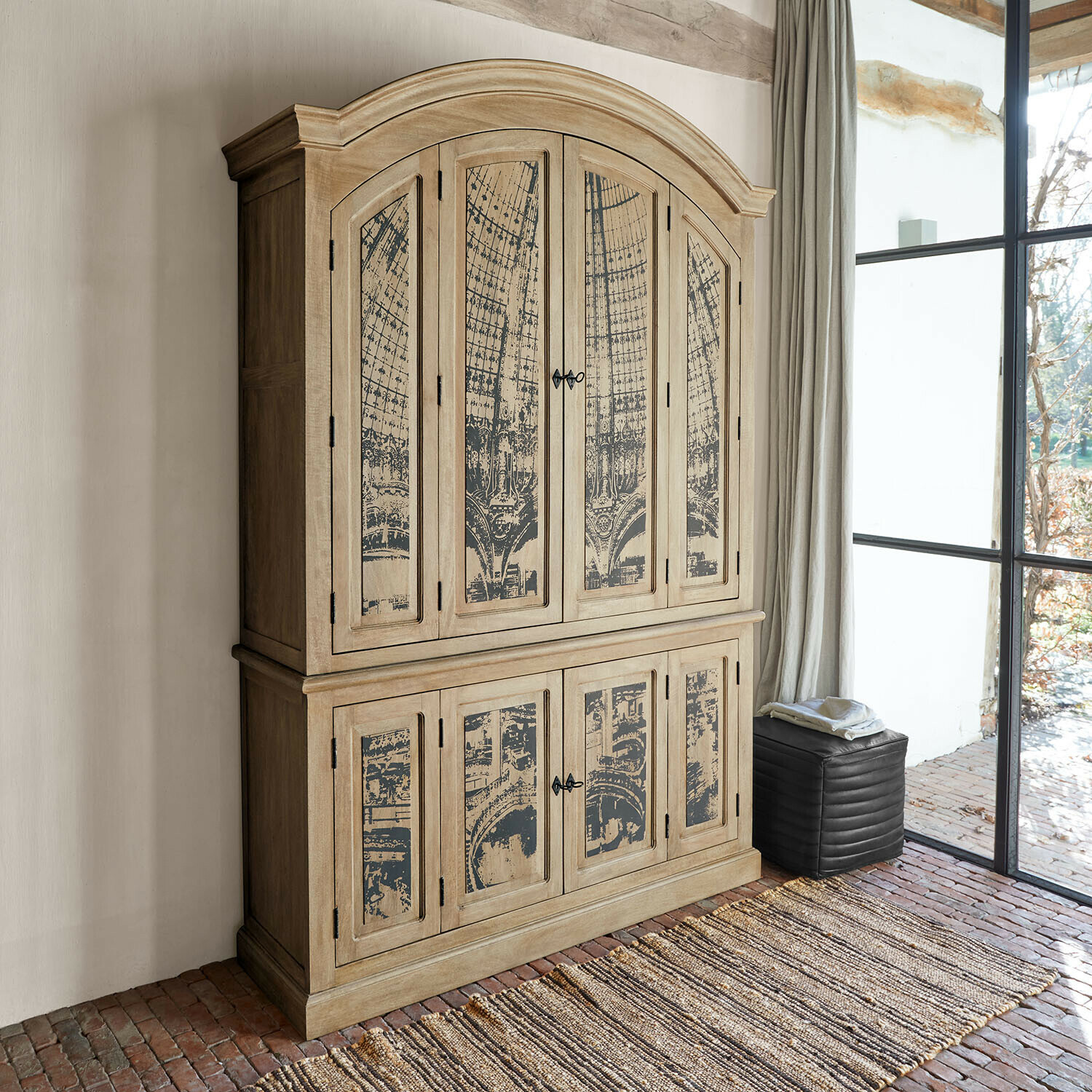 Kast Albanne Houten kast in beige met decoratieve vintage panelen voor stijlvolle woonkameropslag