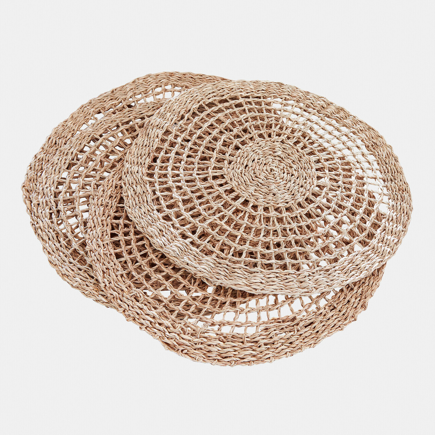 Set van drie ronde placemats van gevlochten natuurlijk materiaal in beige kleur voor op tafel