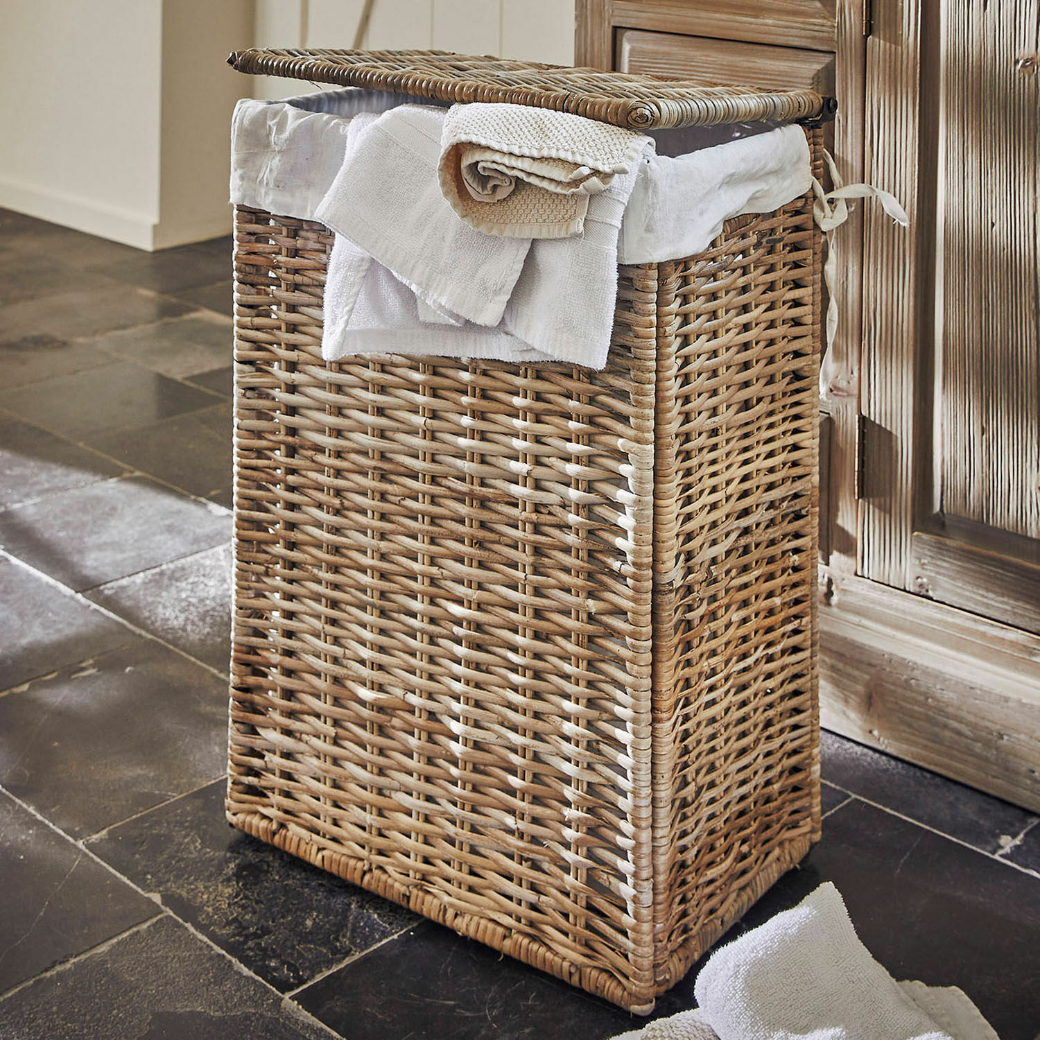 Wasmand Marsac Wasmand van natuurlijk riet met witte voering en handdoeken, praktisch voor de badkamer