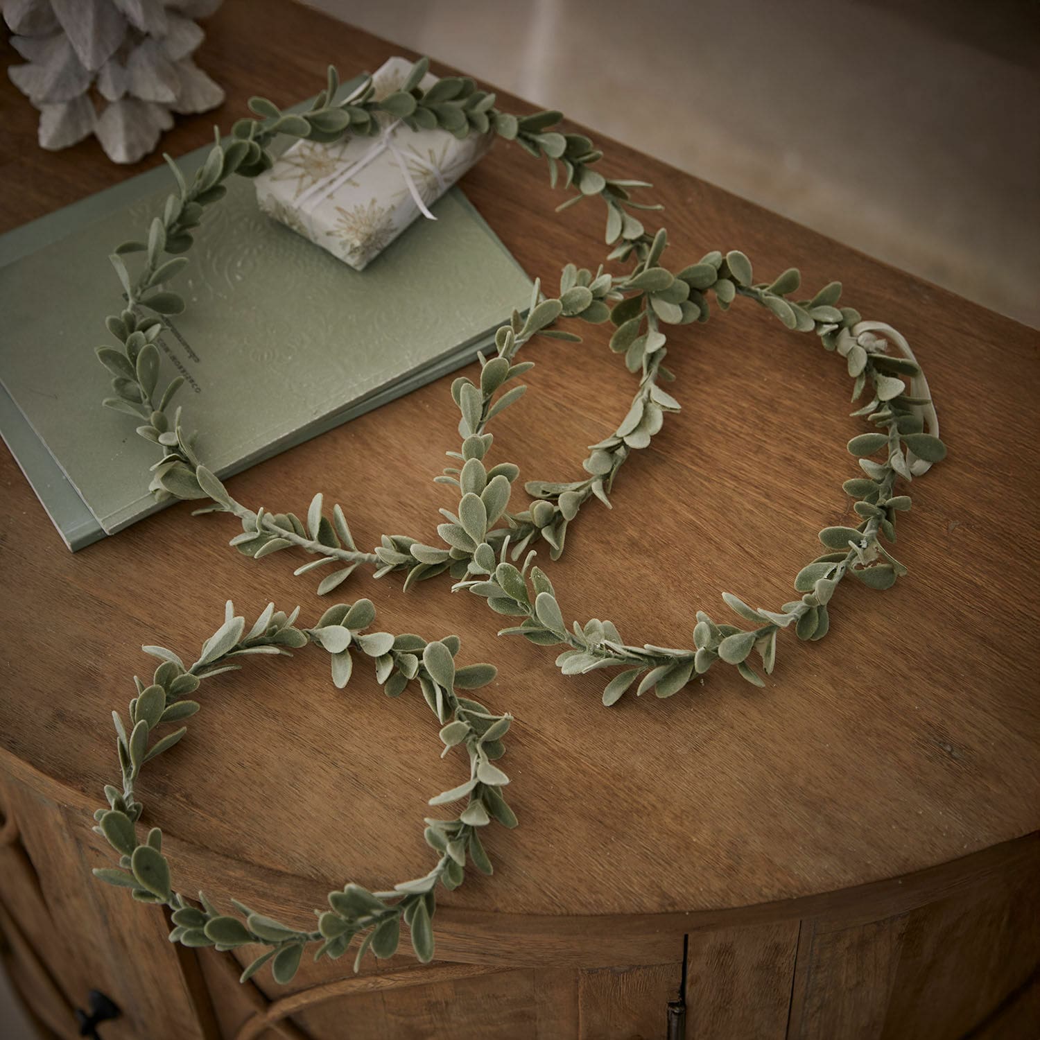 Krans set van 3 Carivela Decoratieve groene kransen van zachte bladeren op houten tafel, natuurlijke interieurdecoratie