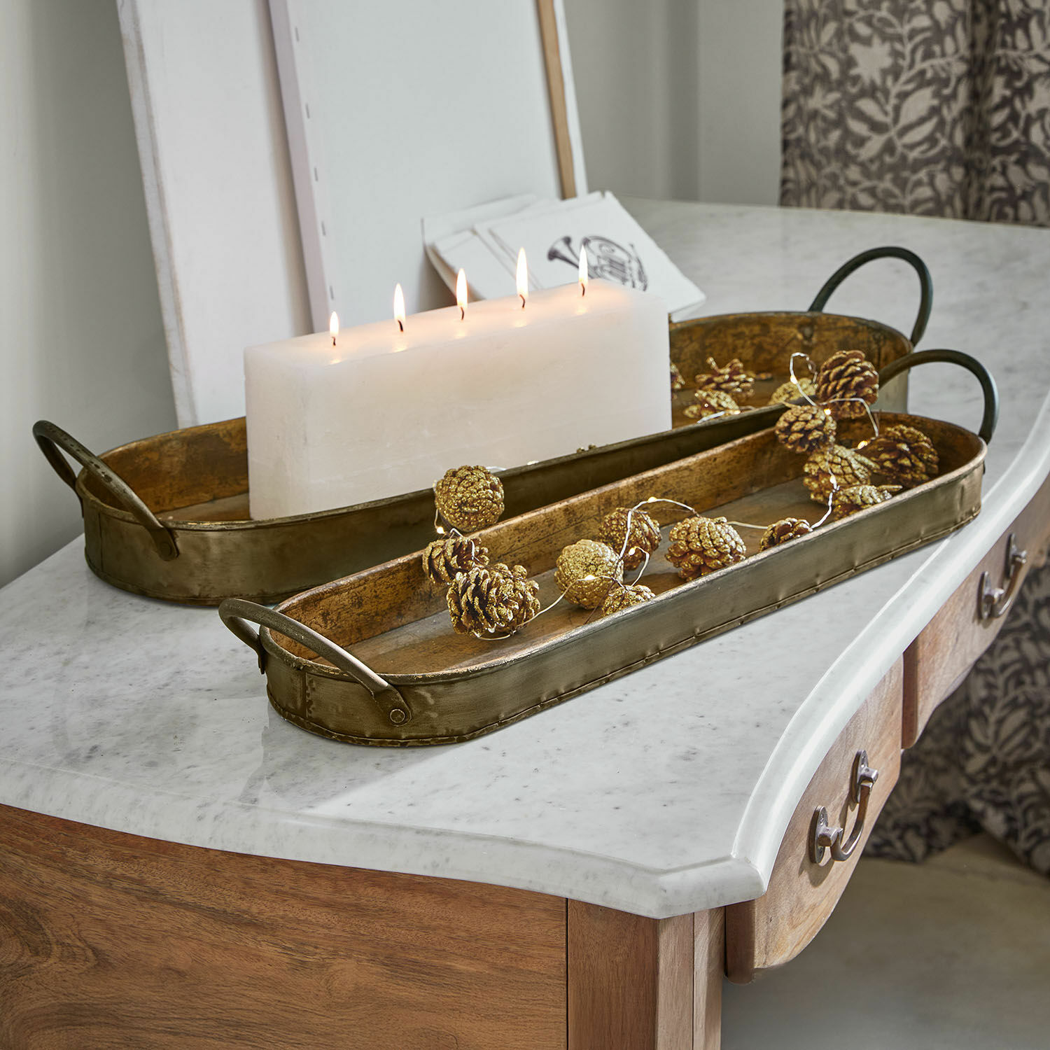 Dienblad set van 2 Célianne Gouden metalen decoratieve schaal op marmeren blad met witte kaars en dennenappelversiering