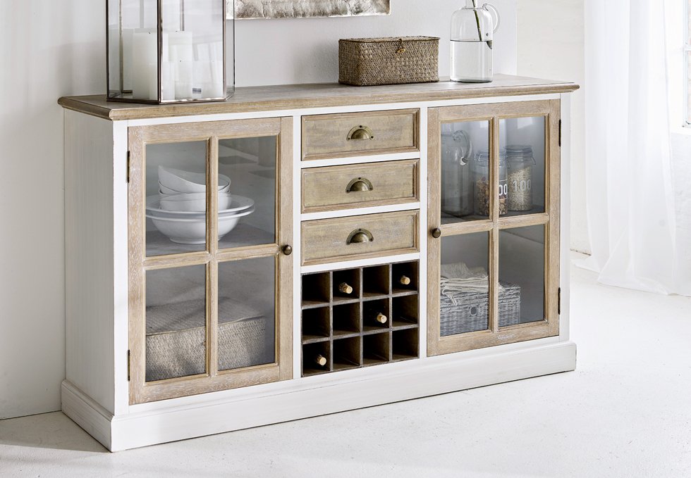 Landelijke houten dressoir in wit en naturel met glazen deuren en wijnrek