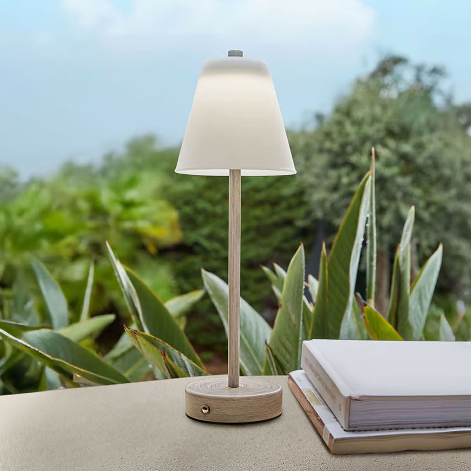 Tafellamp van licht hout met witte kap voor groene planten, interieurdecoratie