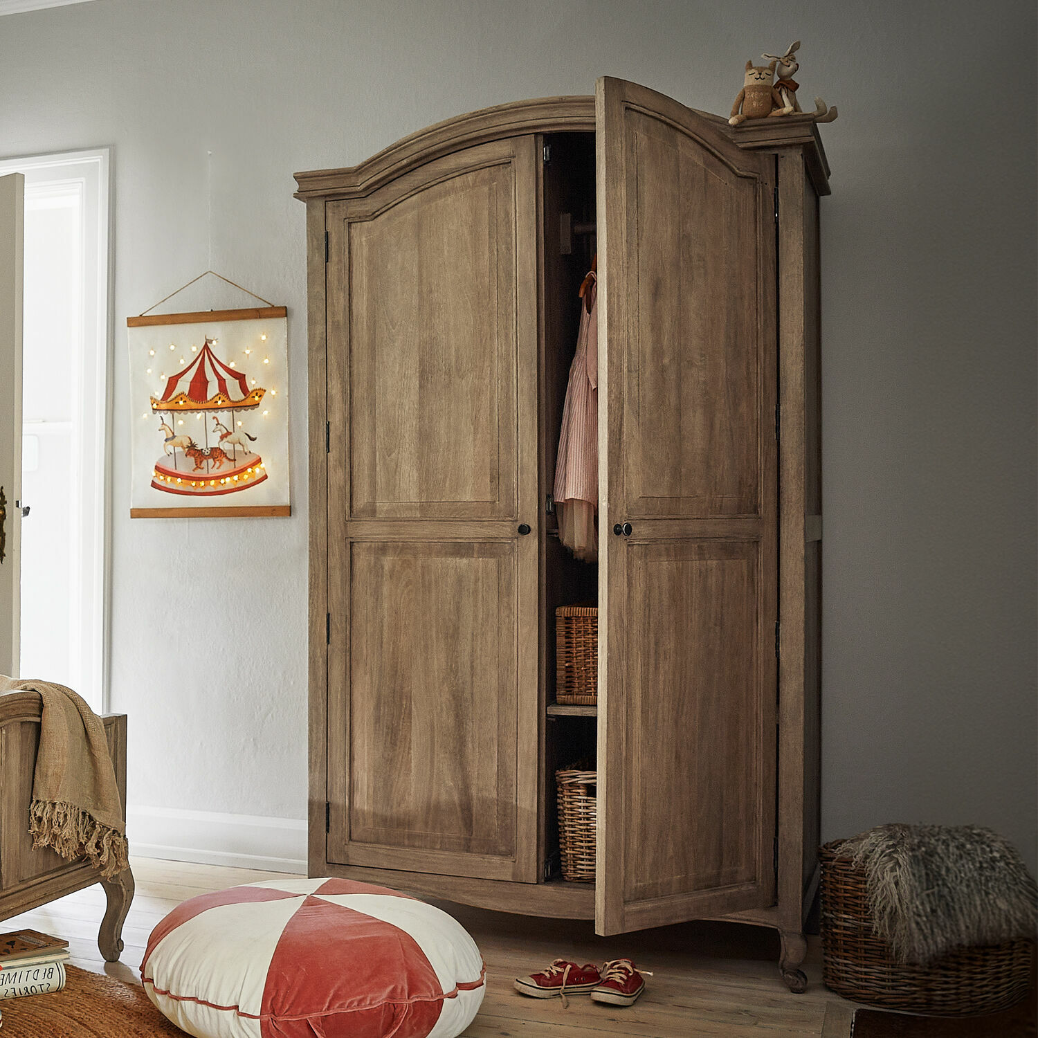 Kast Éveilou Houten kast in natuurlijke kleur met open deuren, rieten manden en decoratie in kinderkamer
